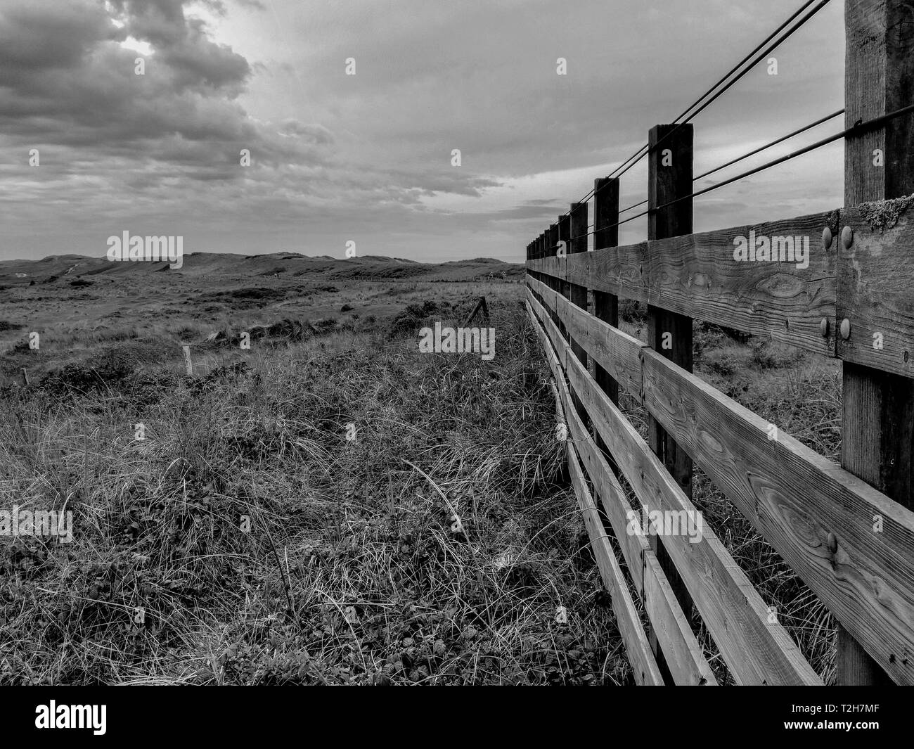 Holzzaun mit Aussicht, in Schwarz und Weiß Stockfoto