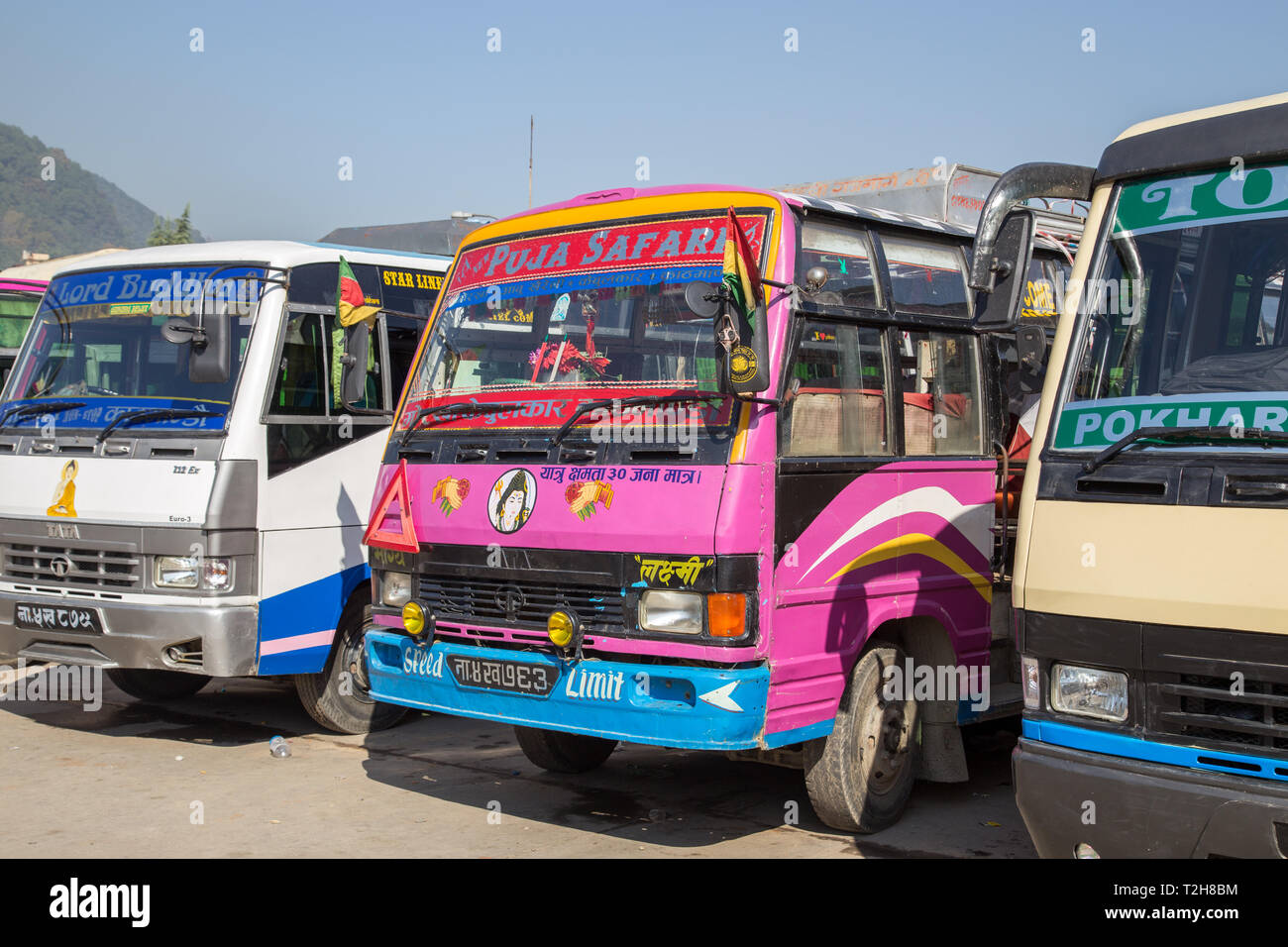 Kathmandu, Nepal - Oktober 22, 2014: mehrere bunte Busse auf einen Touristenbus Station geparkt. Stockfoto