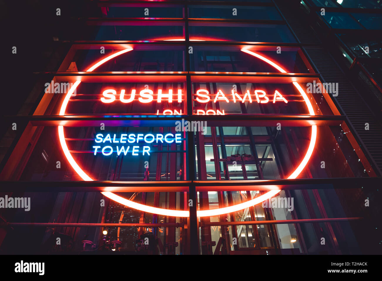 LONDON - 27. MÄRZ 2019: Sushi Samba Restaurant neon Fenster anmelden Licht in der Nacht in der Londoner City Stockfoto