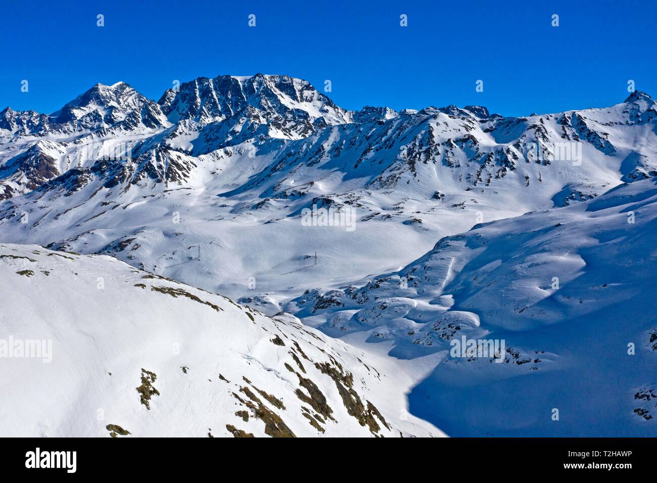 Combe de Barasson Tal im Winter auf den Grossen St. Bernhard Pass, Mont Velan Peak auf der Rückseite, Luftbild, Bourg-Saint-Pierre, Entremont, Wallis Stockfoto