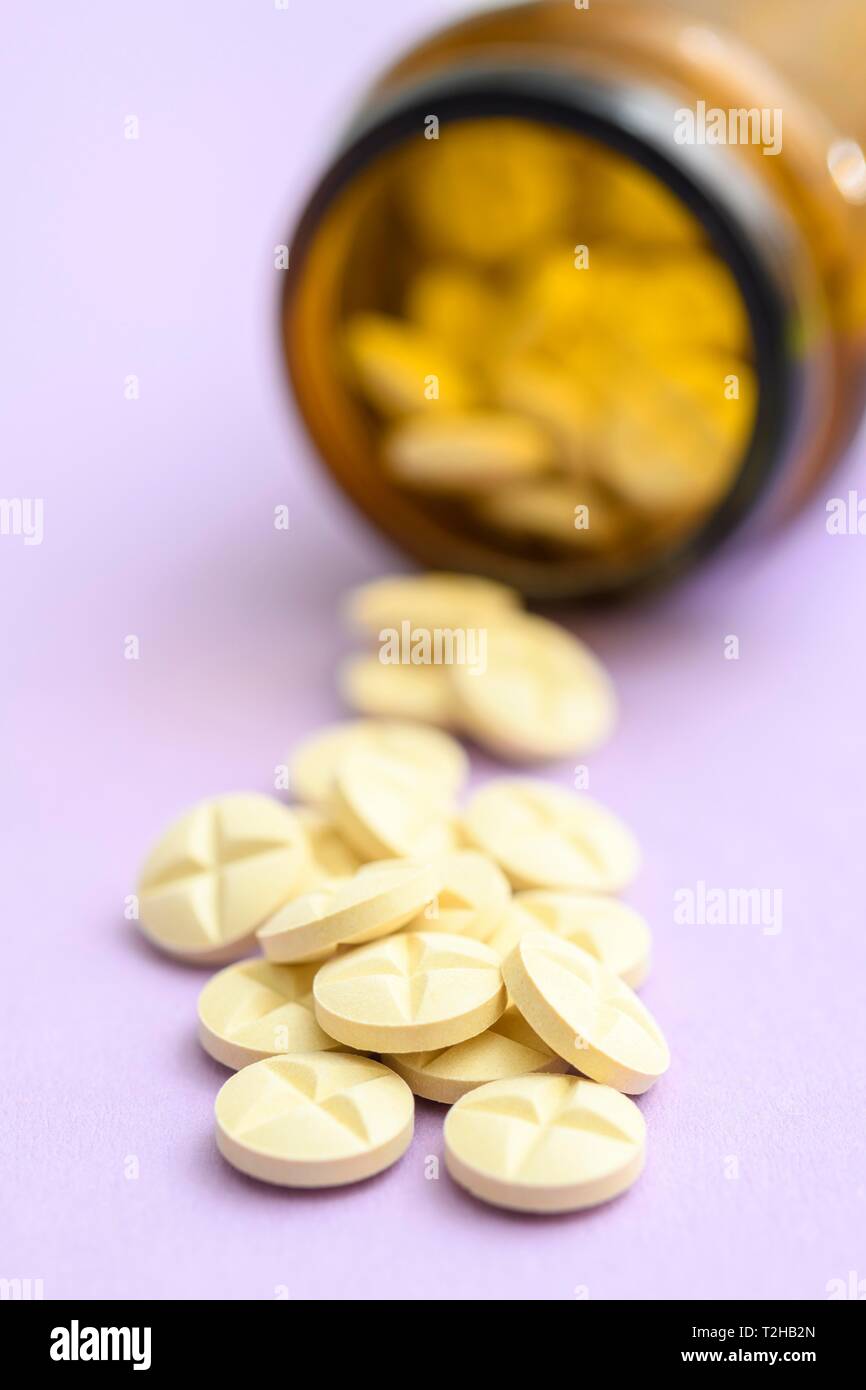 Glas Container und Tabletten, Deutschland Stockfoto