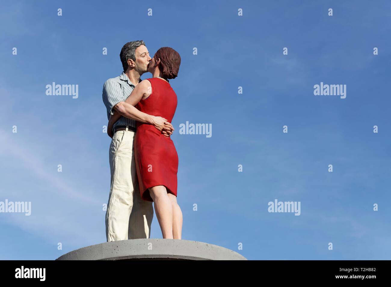 Küssen Paar auf eine Litfasssäule vor einem blauen Himmel, realistisch Skulptur von Christoph Poggeler, Düsseldorf, Nordrhein-Westfalen Stockfoto