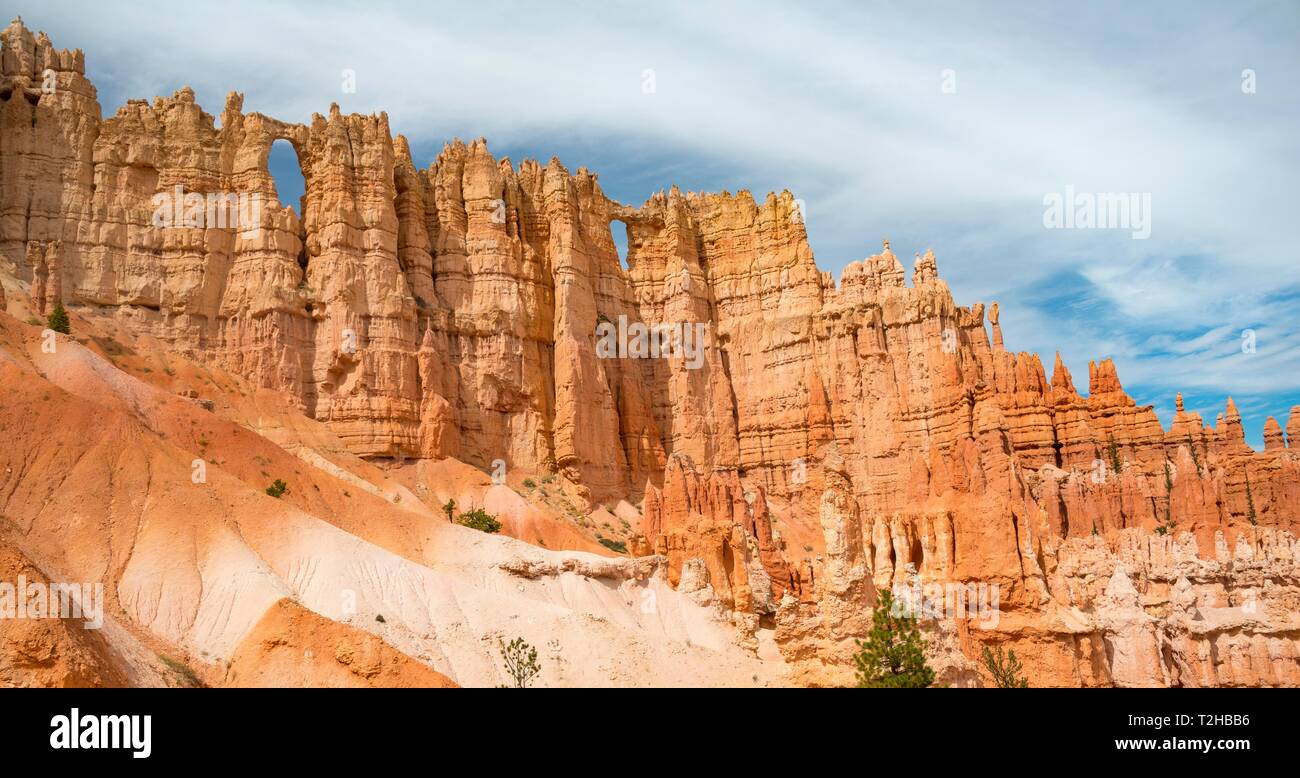 Abschnitt Fenster rock Bögen, bizarre Felsformationen, Hoodos, rötlichen Sandsteinformationen, Peckaboo Trail, Bryce Canyon National Park, Utah, USA Stockfoto