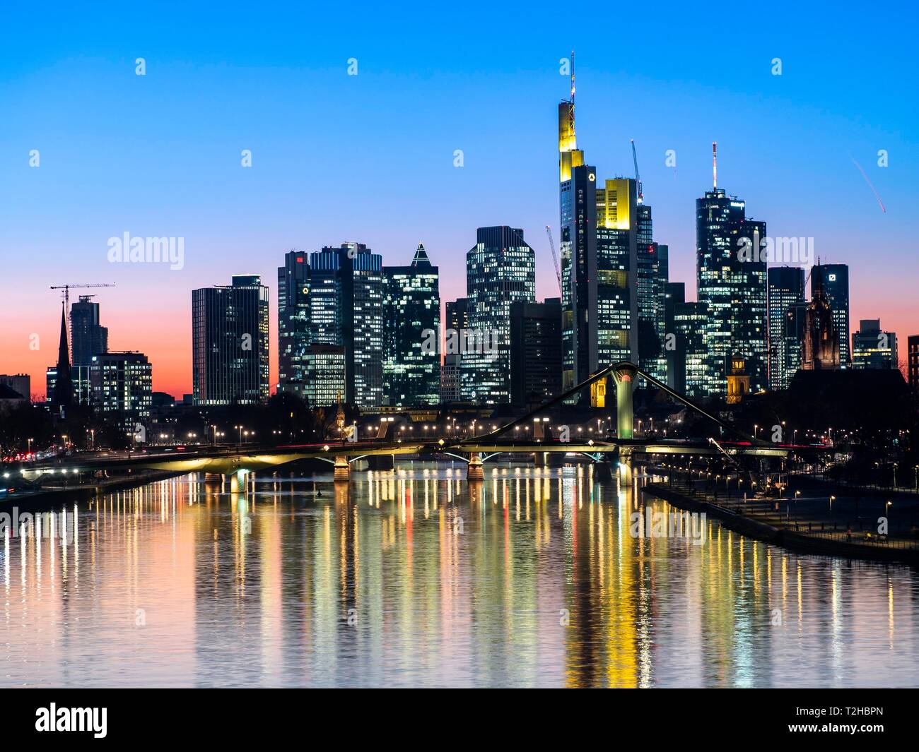 Deutschherrenbrucke mit Skyline im Sonnenuntergang, Frankfurt am Main, Hessen, Deutschland Stockfoto