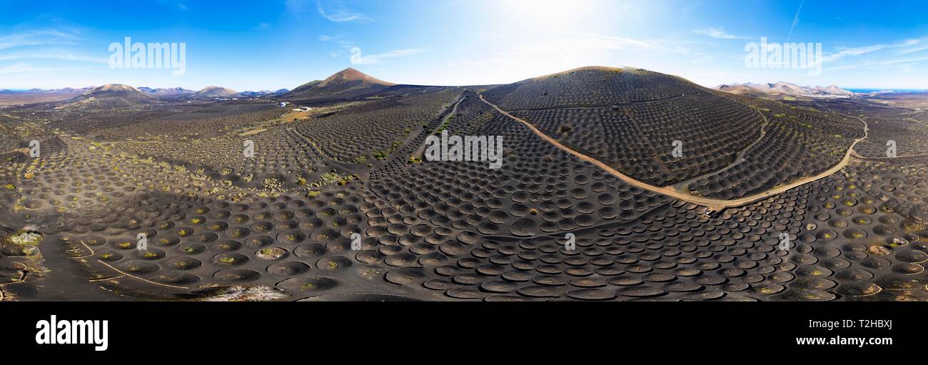 Panorama Foto, Weinanbaugebiet La Geria mit Berg Guardilama und Tinasoria, in der Nähe von Yaiza, drone Foto, Lanzarote, Kanarische Inseln, Spanien Stockfoto