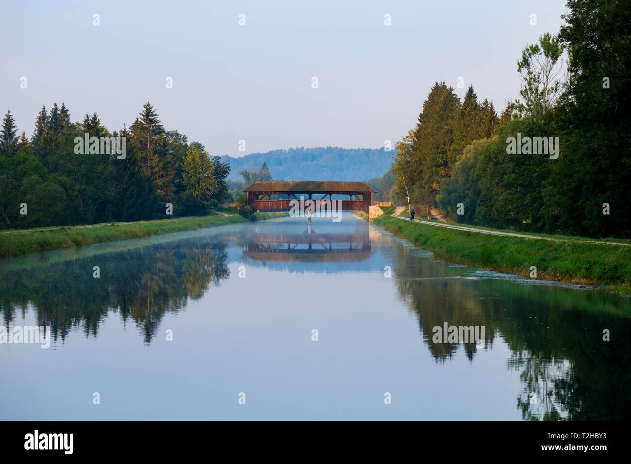 Holz- brücke über die Isar Kanal, Aumuhle, Naturschutzgebiet Isarauen in der Nähe von Egling, Oberbayern, Bayern, Deutschland Stockfoto