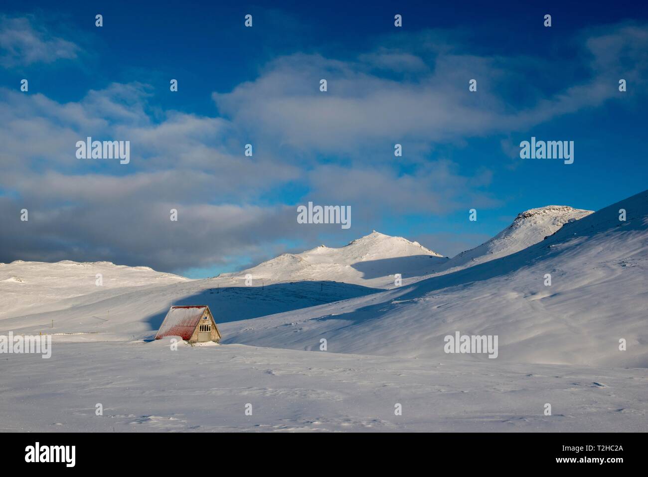 Zuflucht in der schneebedeckten Landschaft bei Snæfellsjökull, Halbinsel Snaefellsnes, Vesturland, Island Stockfoto