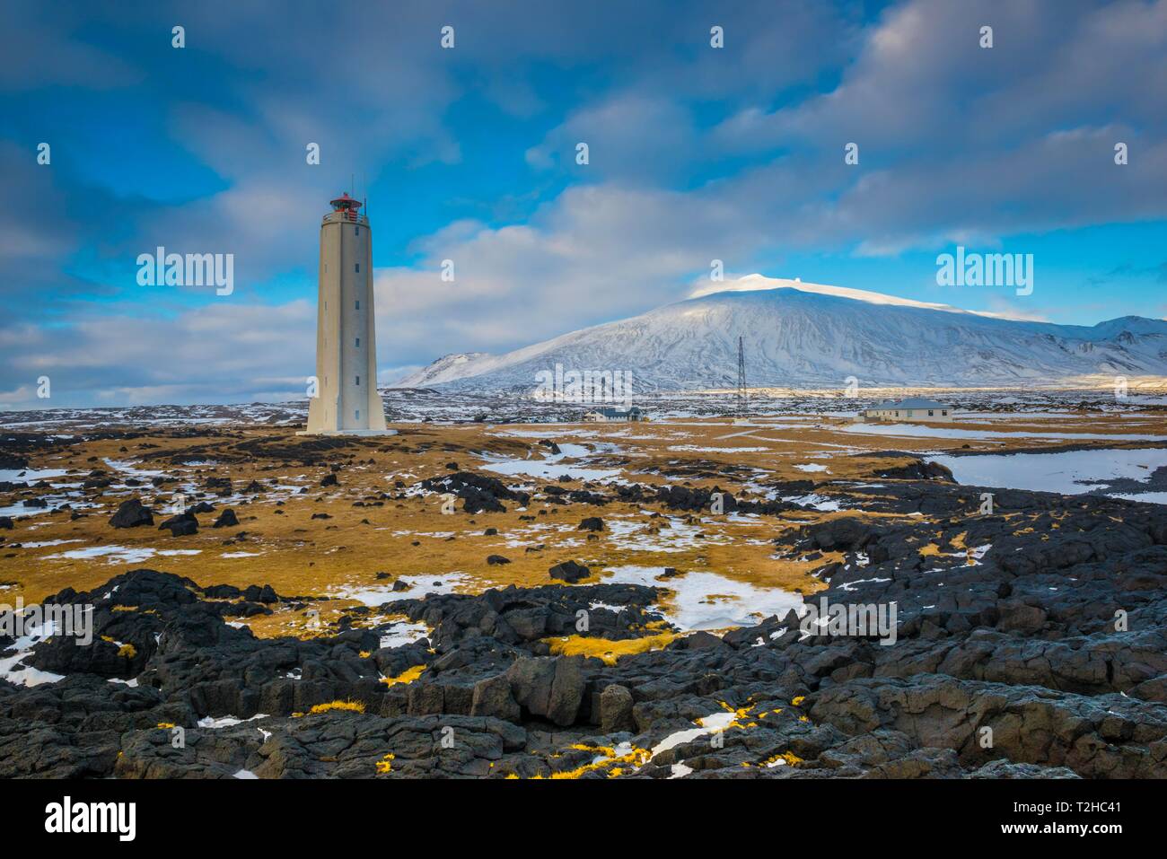 Leuchtturm von Malarrif, Halbinsel Snaefellsnes, im Hintergrund der Vulkan Snæfellsjökull, Vesturland, Island Stockfoto