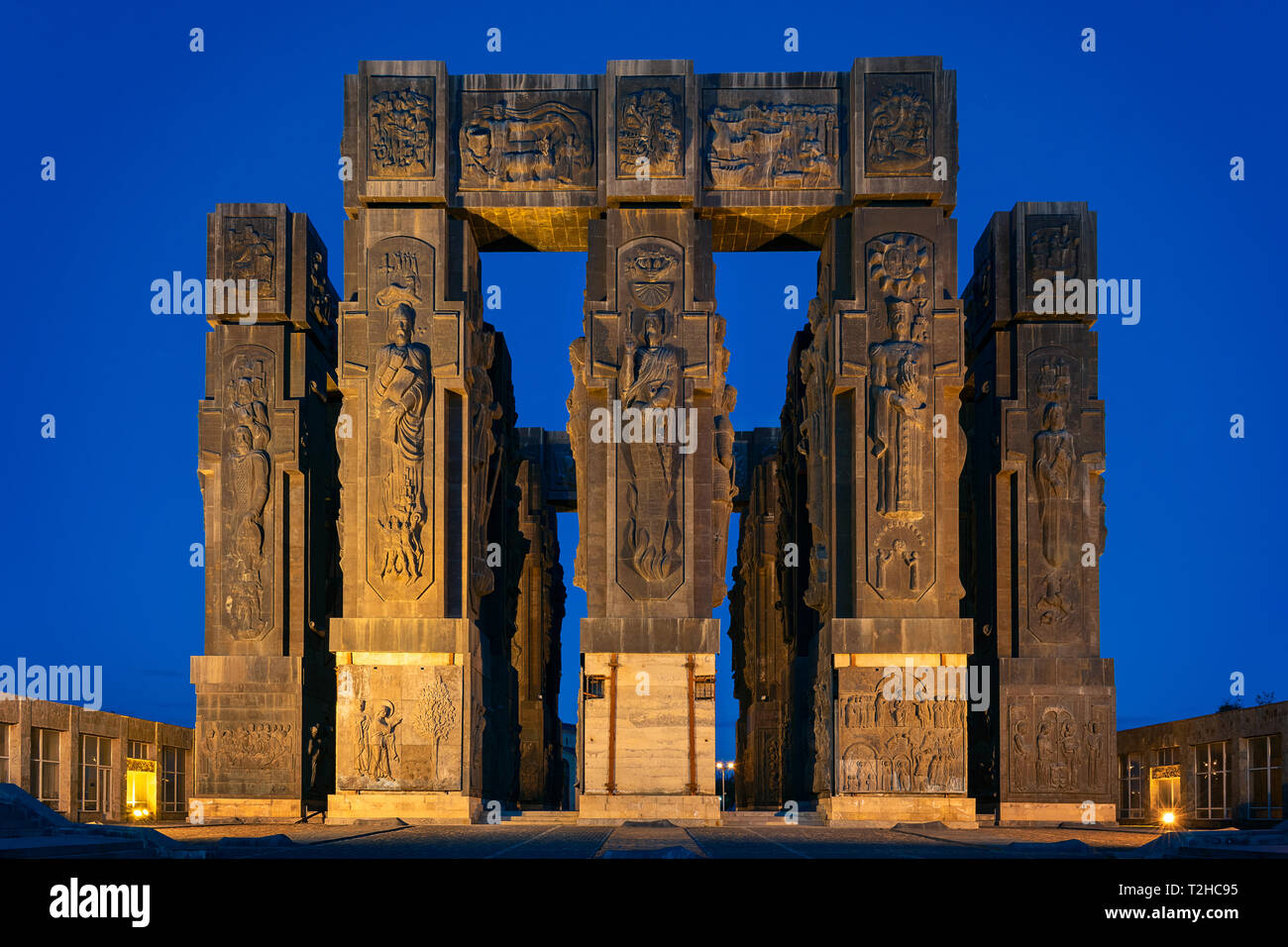 Georgien, Tiflis - 05.02.2019. - Beeindruckendes Monument, Chroniken von Georgien am Rande der Stadt. Oben auf dem Hügel mit Blick auf Tbilisi - Abend Stockfoto