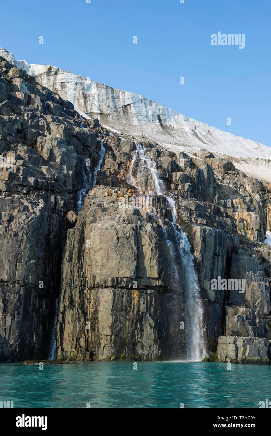 Wasserfall in einem Gletscher auf Alkefjellet, Spitzbergen, Arktis, Norwegen Stockfoto