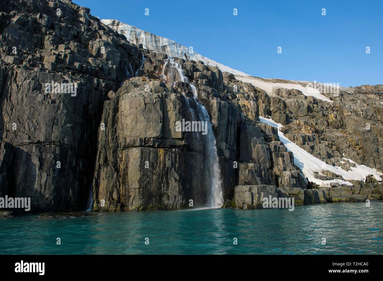 Wasserfall in einem Gletscher auf Alkefjellet, Spitzbergen, Arktis, Norwegen Stockfoto