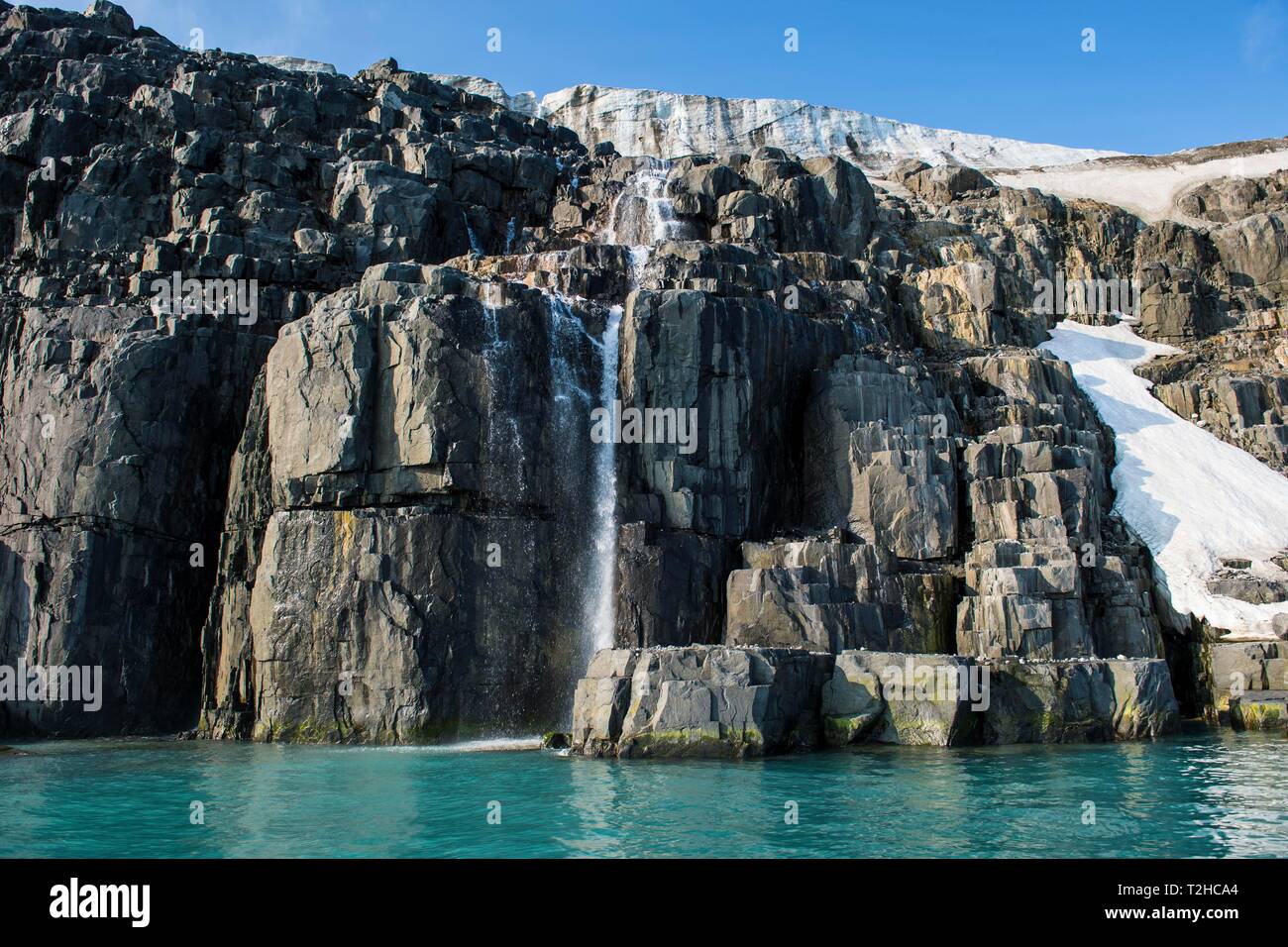 Wasserfall in einem Gletscher auf Alkefjellet, Spitzbergen, Arktis, Norwegen Stockfoto