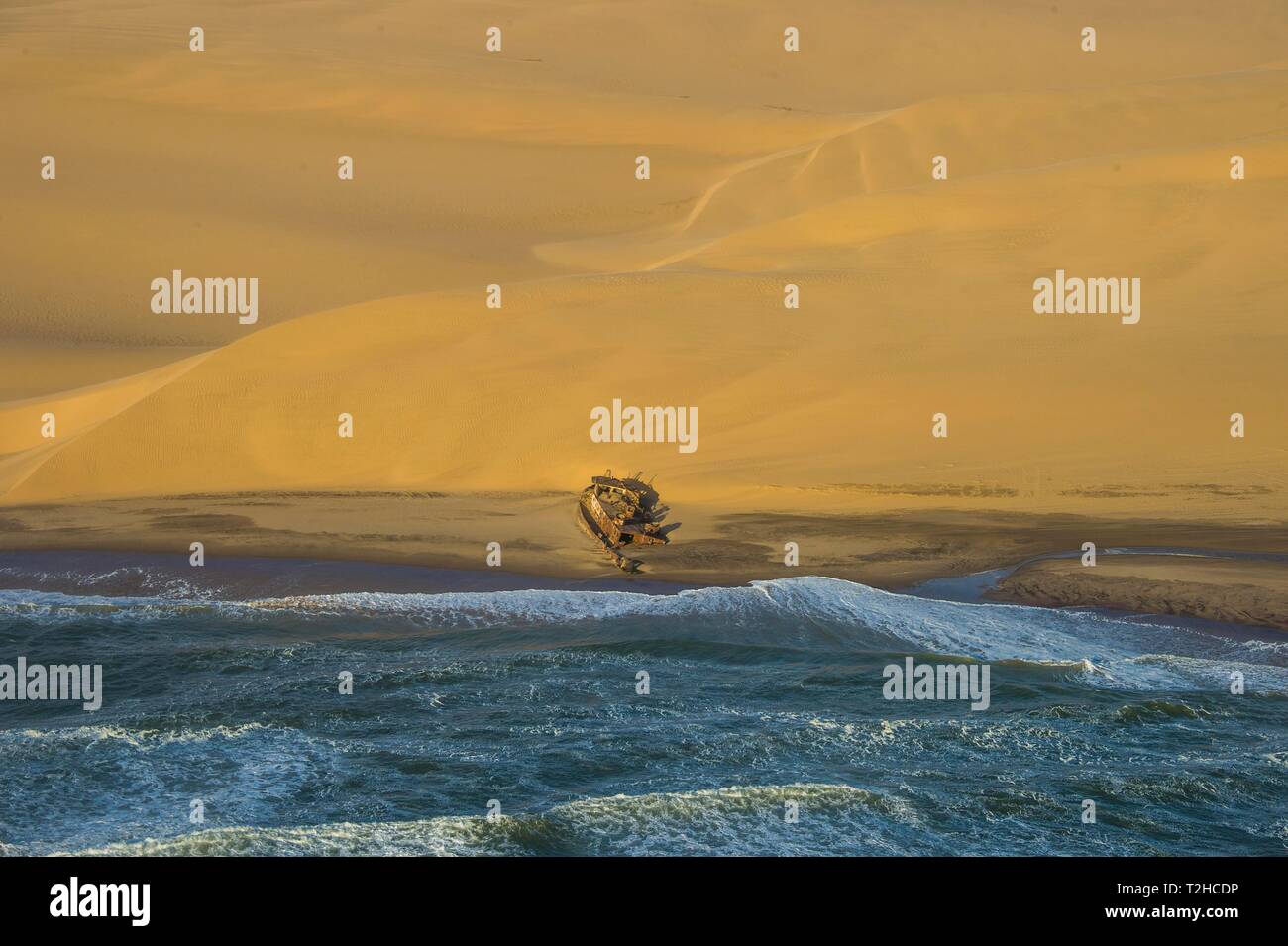 Luftaufnahme, schiffswrack am Ufer in der sandunes, Atlantik, Wüste Namib, Namibia Stockfoto