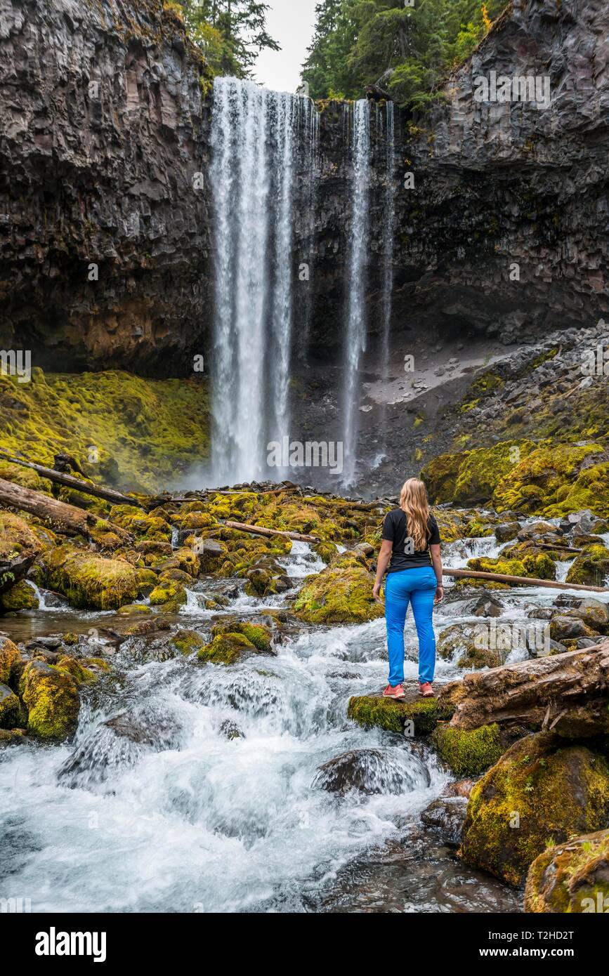 Junge Frau, die an einem Fluss, Wanderer, Wasserfall stürzt über Felsvorsprung, Tamanawas fällt, wilden Fluss Cold Spring Creek, Oregon, USA Stockfoto