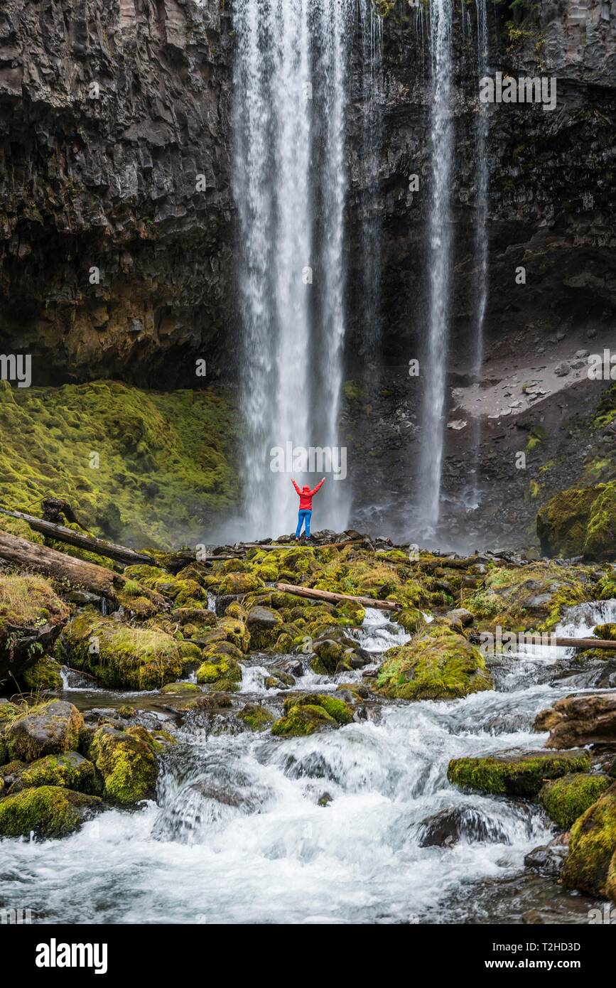 Wanderer mit erhobenen Armen vor einem hohen Wasserfall, Wasserfälle über einen Felsvorsprung, Tamanawas fällt, wilden Fluss Cold Spring Creek, Oregon, USA Stockfoto
