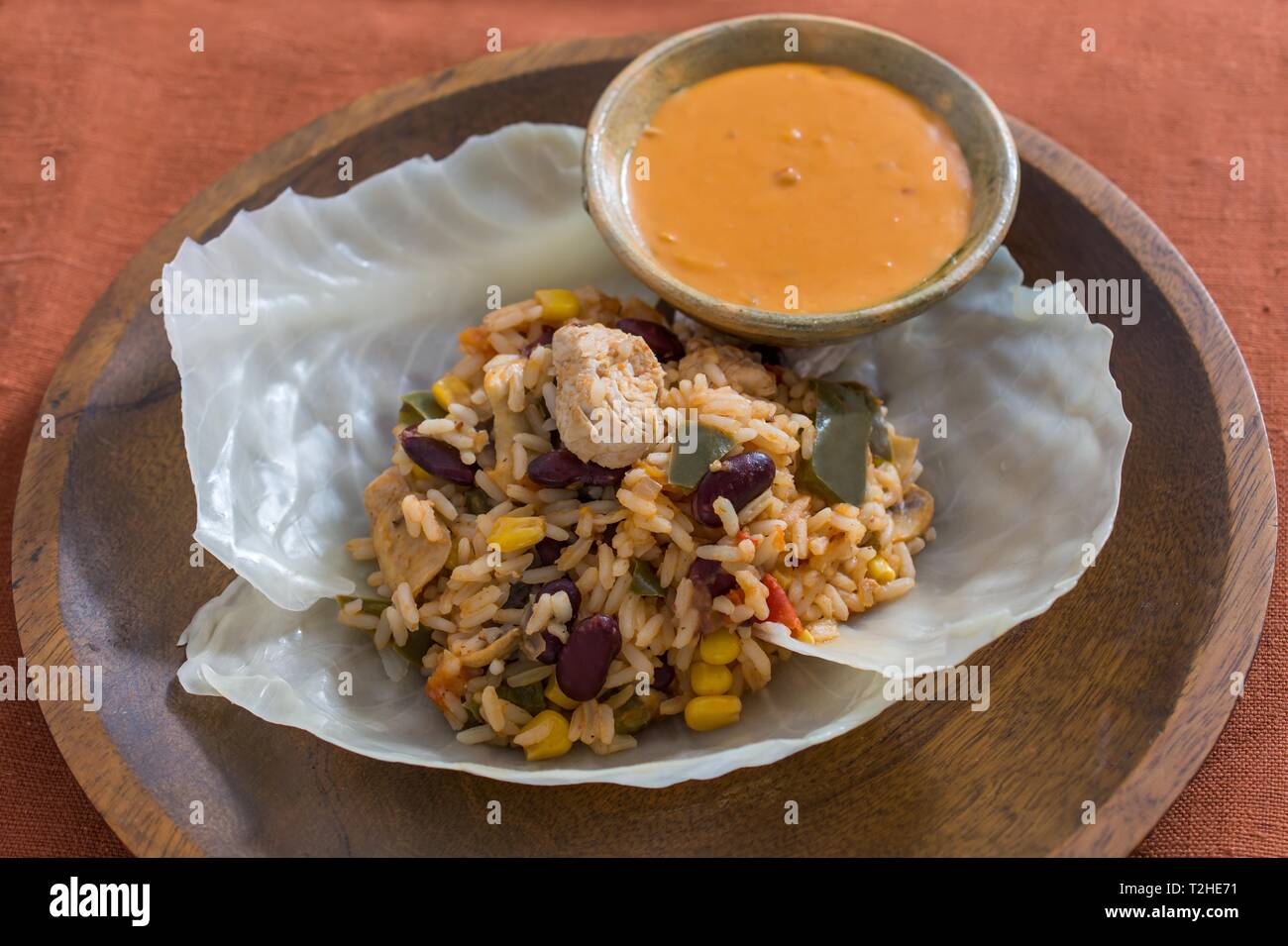 Kohlrouladen mit Erdnuss-sauce, Teller aus Kenia, Afrikanische Küche, Kenia Stockfoto