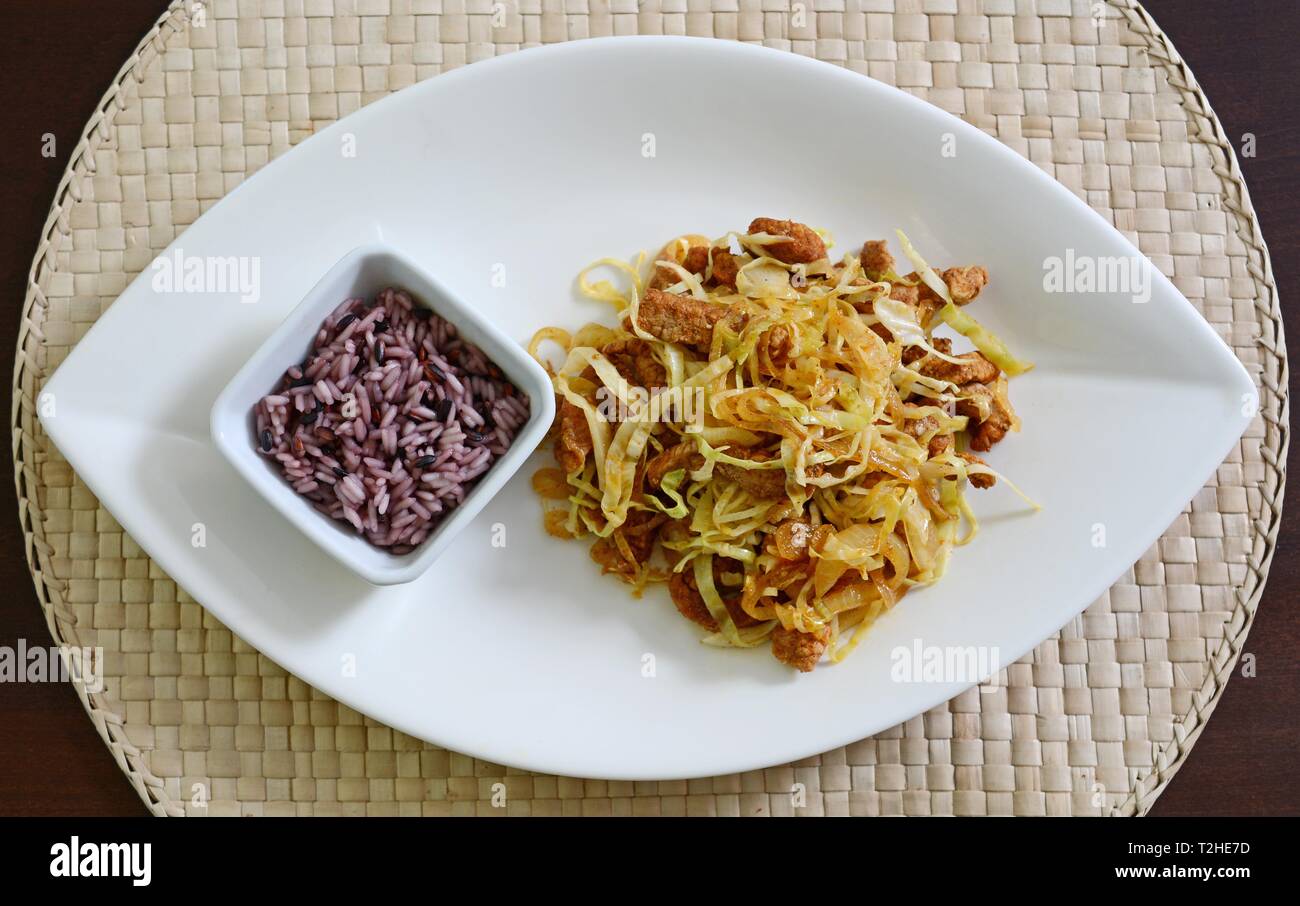 Laotische Kua, farbige Reis mit Schweinefleisch und Zwiebeln, asiatische Küche, Laos Stockfoto