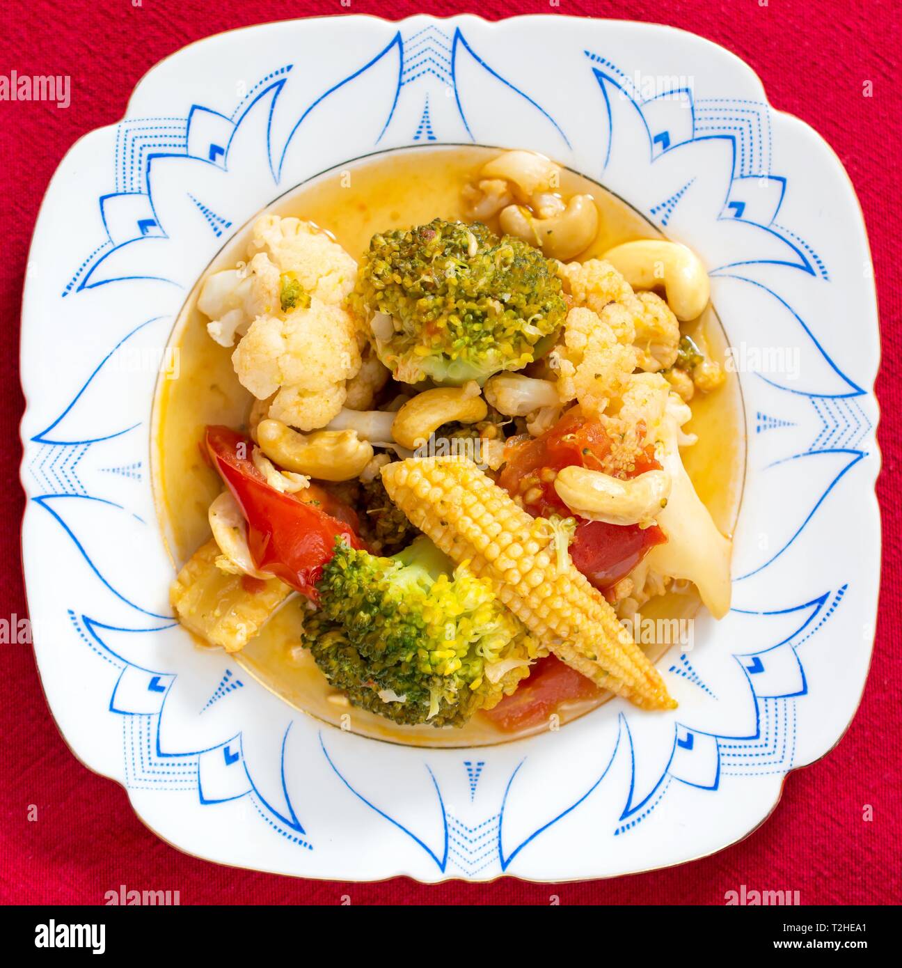 Gebratene Wok Gemüse, Gemüse Curry, blau Platte, asiatische Küche, Thailand Stockfoto