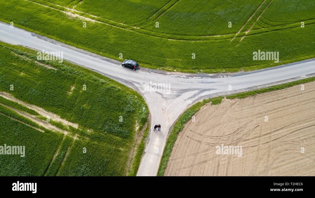 Ländliche Schnittpunkt mit geparkten Auto und zwei Personen, Drone, Deutschland Stockfoto