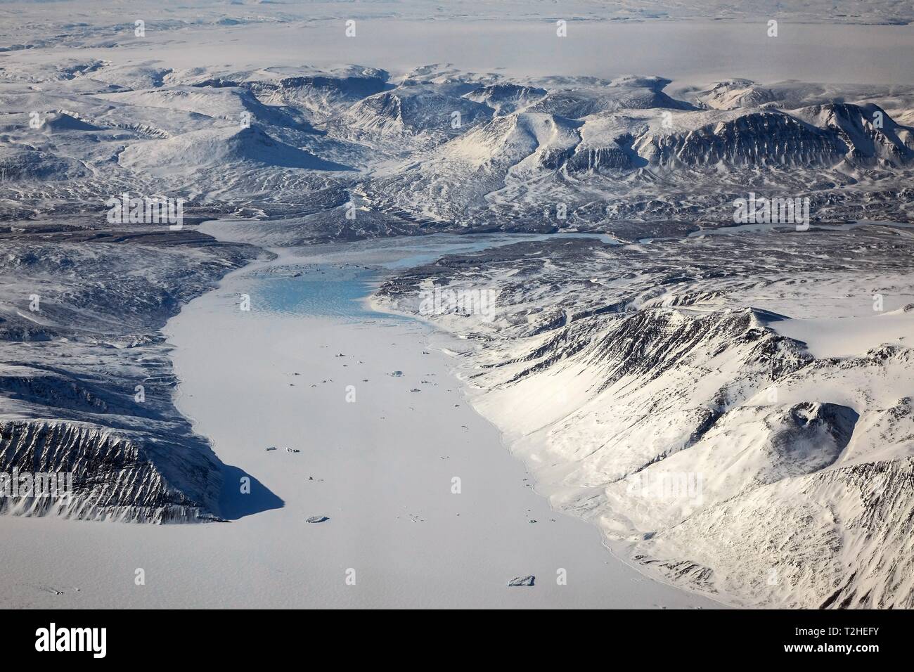 Arktische Landschaft, Schnee - Berglandschaft mit Gletscher bedeckt, Kronprinz Christian Land, Grönland Stockfoto