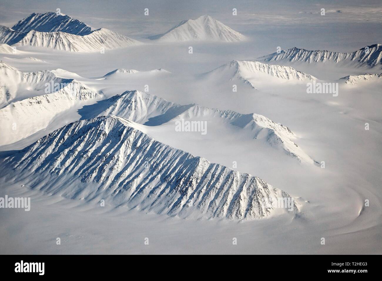 Arktische Landschaft, Schnee - Berglandschaft mit Gletscher bedeckt, Kronprinz Christian Land, Grönland Stockfoto