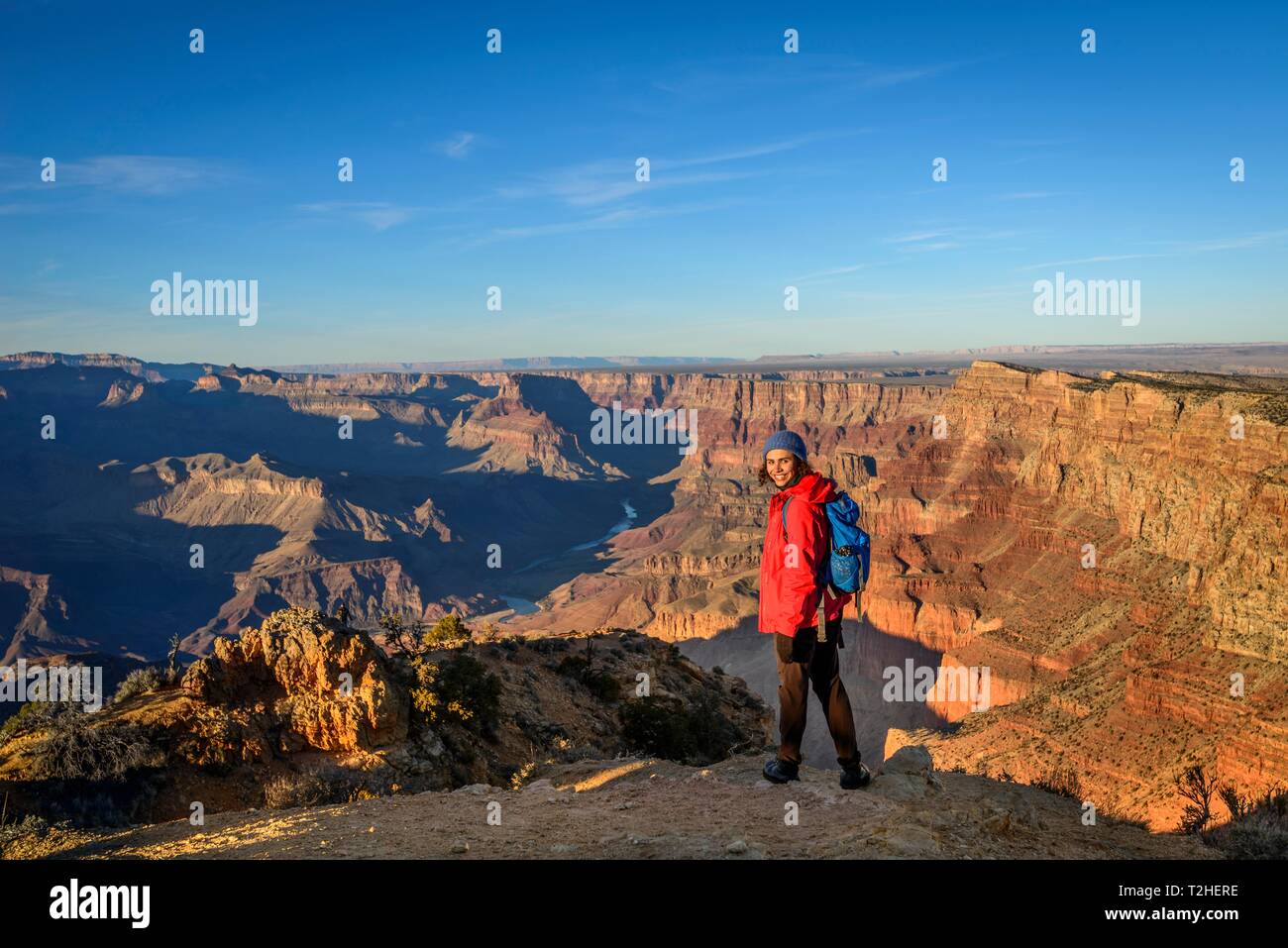 Junge Frau, touristische steht vor der Schlucht des Grand Canyon, Colorado River, erodierten Felsformationen, Aussicht in der Nähe der Wüste Ansicht wachtturm Stockfoto