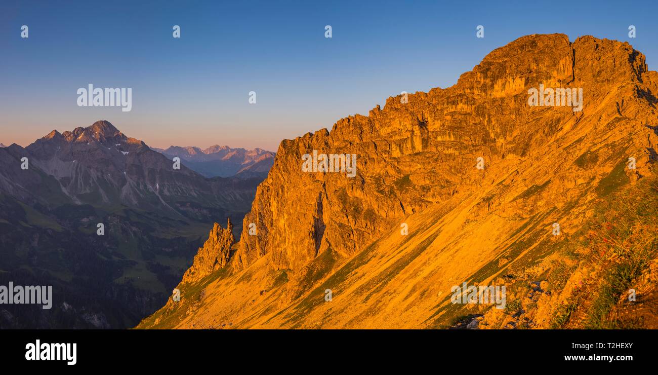 Blick von Krumbach highroute unter Morgensonne Biberkopf, 2599 m, Allgäuer Alpen, Allgäu, Bayern, Deutschland Stockfoto