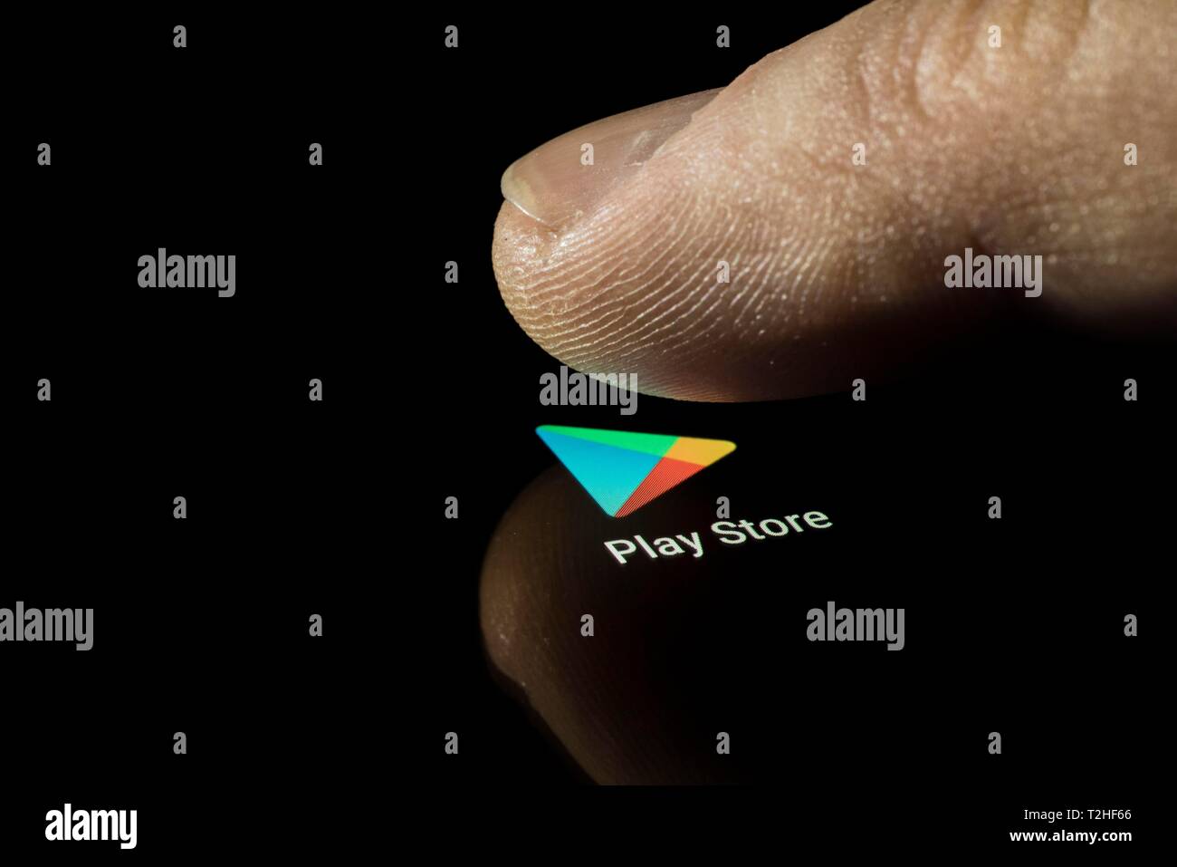 Play Store App auf ein Display mit Finger, Google, Handy, Smartphone, Tablet, Deutschland Stockfoto