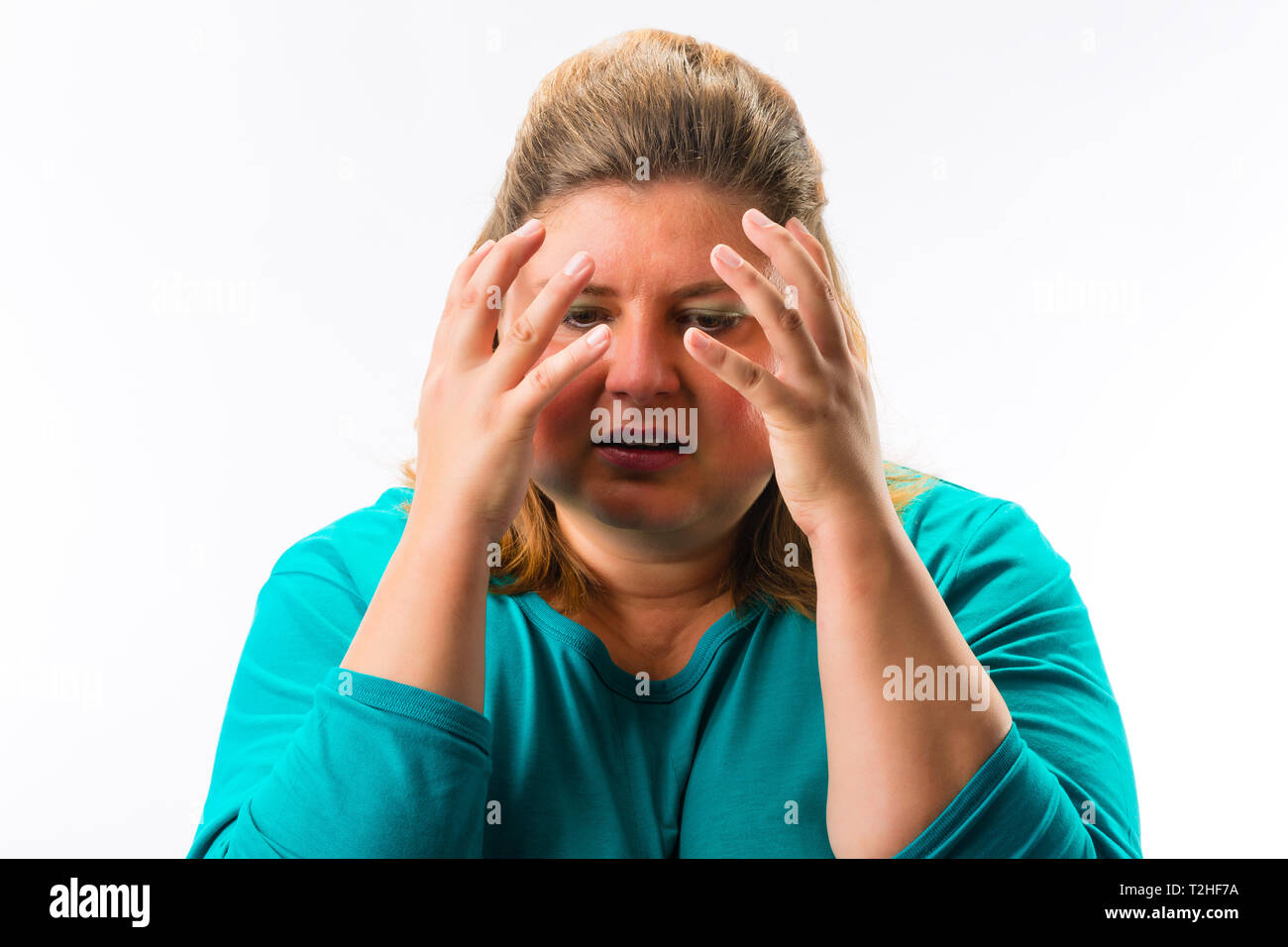 Portrait von Fettsäuren frustrierten Frau gegen den weißen Hintergrund Stockfoto
