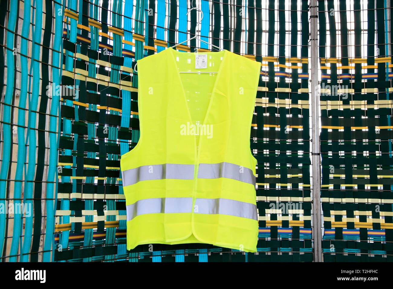 Gelbe Weste auf der Biennale von Design ausgestellt. Saint Etienne, Loire, Auvergne Rhône-Alpes. Saint-Etienne, Frankreich - 04/01/2019 Gilet jaune aussetzen Stockfoto