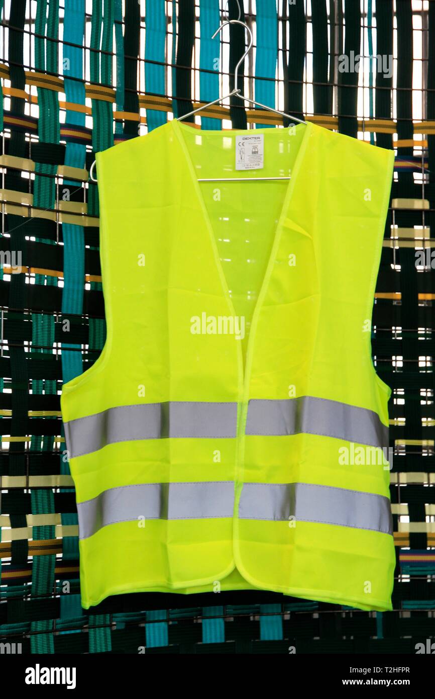 Gelbe Weste auf der Biennale von Design ausgestellt. Saint Etienne, Loire, Auvergne Rhône-Alpes. Saint-Etienne, Frankreich - 04/01/2019 Gilet jaune aussetzen Stockfoto
