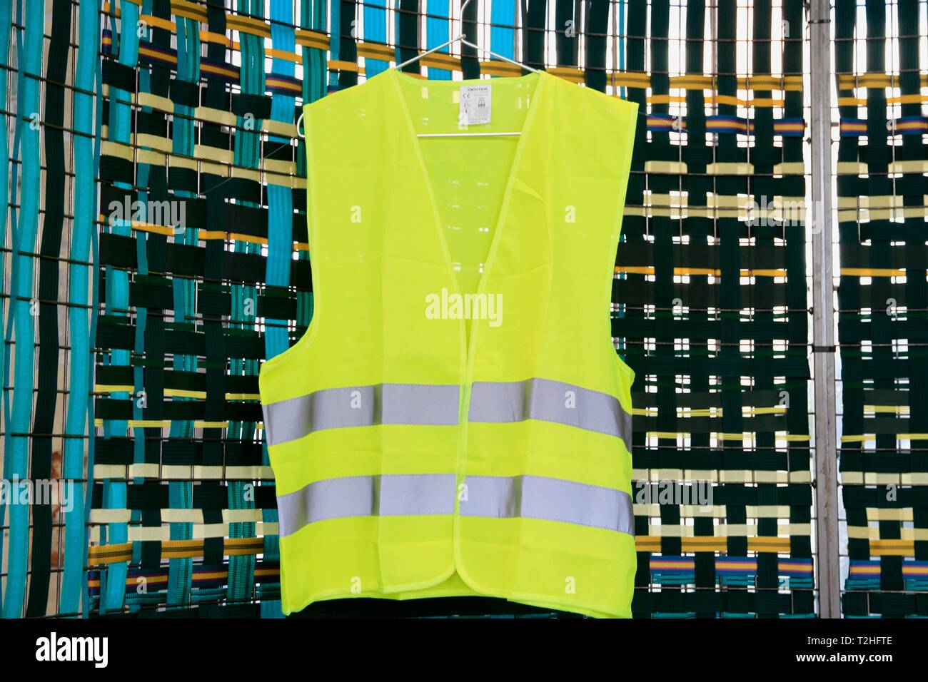 Gelbe Weste auf der Biennale von Design ausgestellt. Saint Etienne, Loire, Auvergne Rhône-Alpes. Saint-Etienne, Frankreich - 04/01/2019 Gilet jaune aussetzen Stockfoto