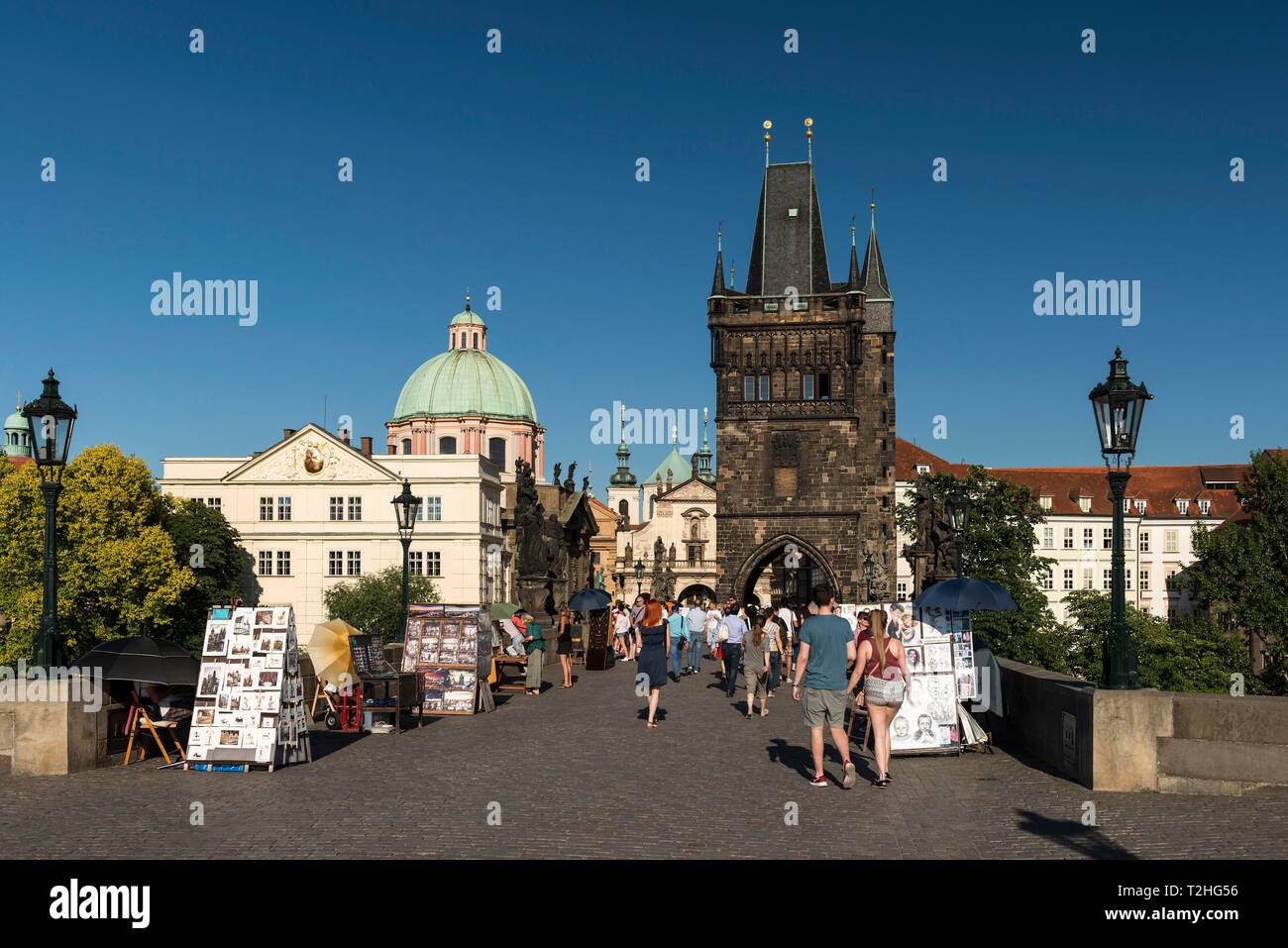 Karlsbrücke und Altstädter Brückenturm, hinter der Kuppel der Kirche des Hl. Franziskus Seraph, Prag, Böhmen, Tschechien Stockfoto