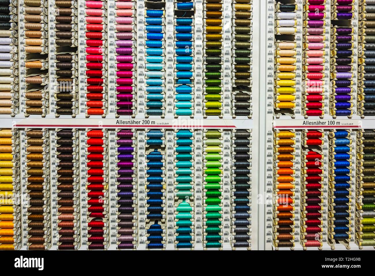 Bunte Spulen mit Nähgarn in vielen Farben in einem Kaufhaus, Bayern, Deutschland Stockfoto
