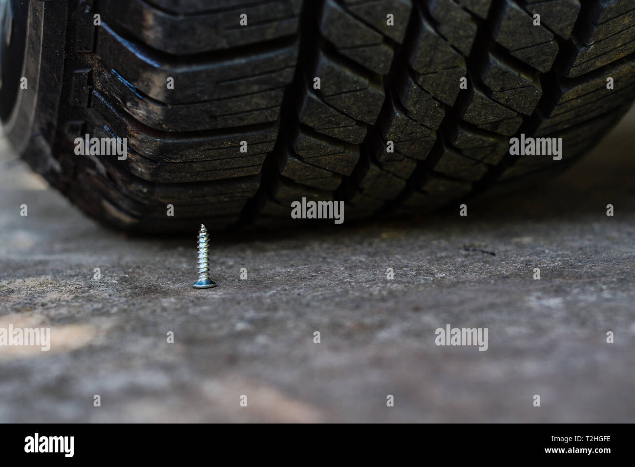 In der Nähe der Schraube Falle war unter dem Auto Reifen gestellt wird  Stockfotografie - Alamy