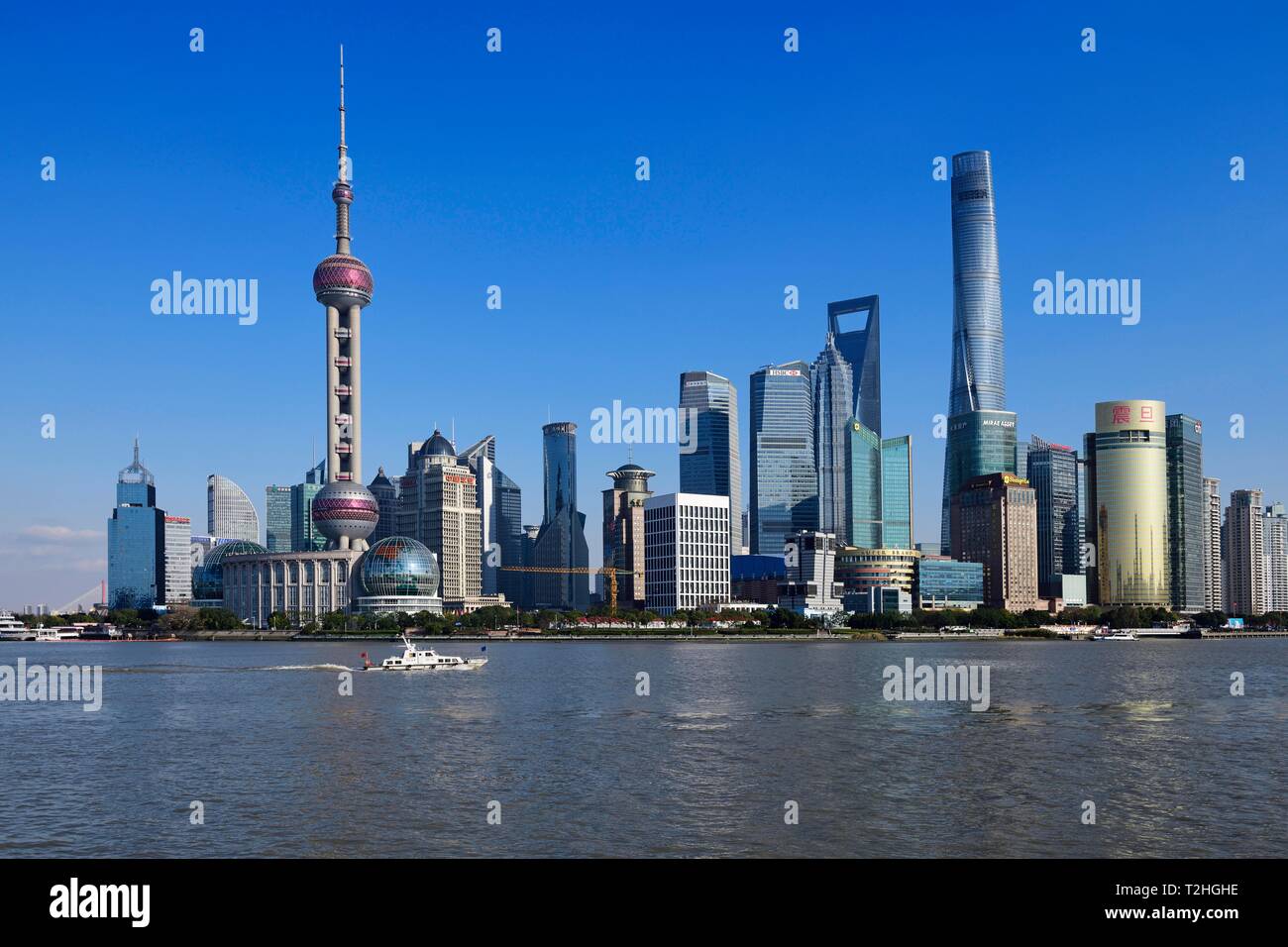 Blick vom Bund zu den Fluss Huangpu Skyline mit Oriental Pearl Tower, World Financial Center, Shanghai Tower, Jin Mao-Building im Pudong Stockfoto