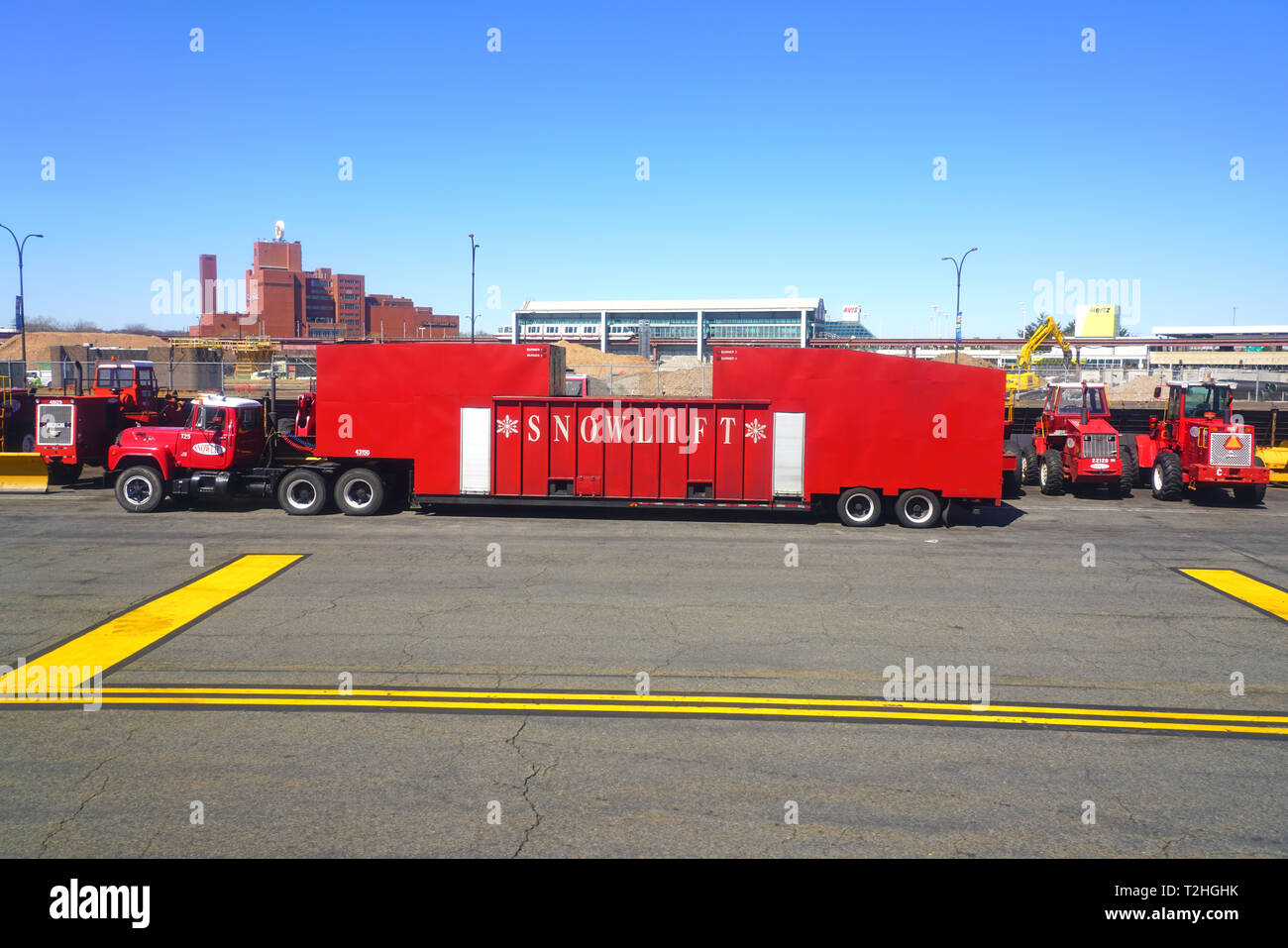 NEWARK, NJ-26 Mar 2019 - Blick auf snowlift Schneeräumgeräte im Winter am Internationalen Flughafen Newark Liberty (EWR) in der Nähe von New York City. Stockfoto