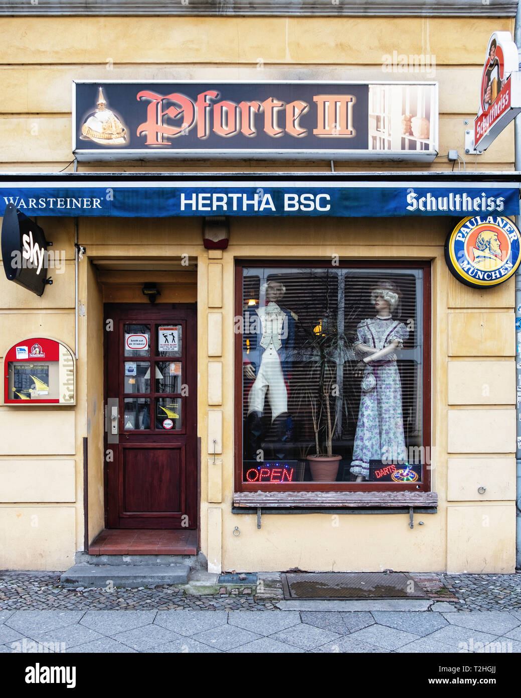Pforte lll Traditionelle alte Bar. Außenansicht mit Modellen im Zeitraum Kleid in Fenster. Moabit-Berlin Stockfoto