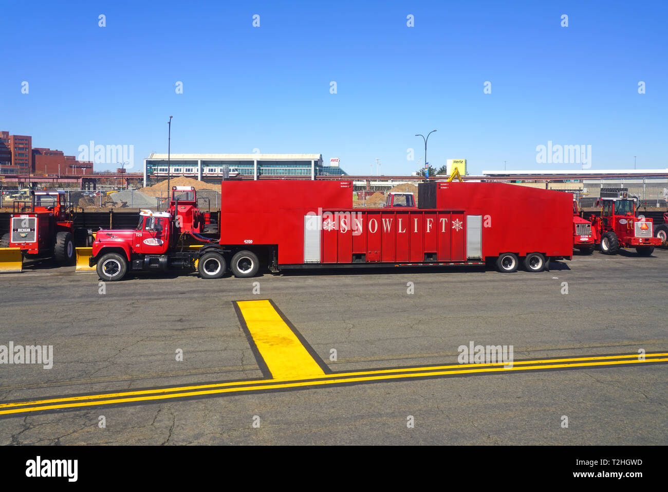 NEWARK, NJ-26 Mar 2019 - Blick auf snowlift Schneeräumgeräte im Winter am Internationalen Flughafen Newark Liberty (EWR) in der Nähe von New York City. Stockfoto