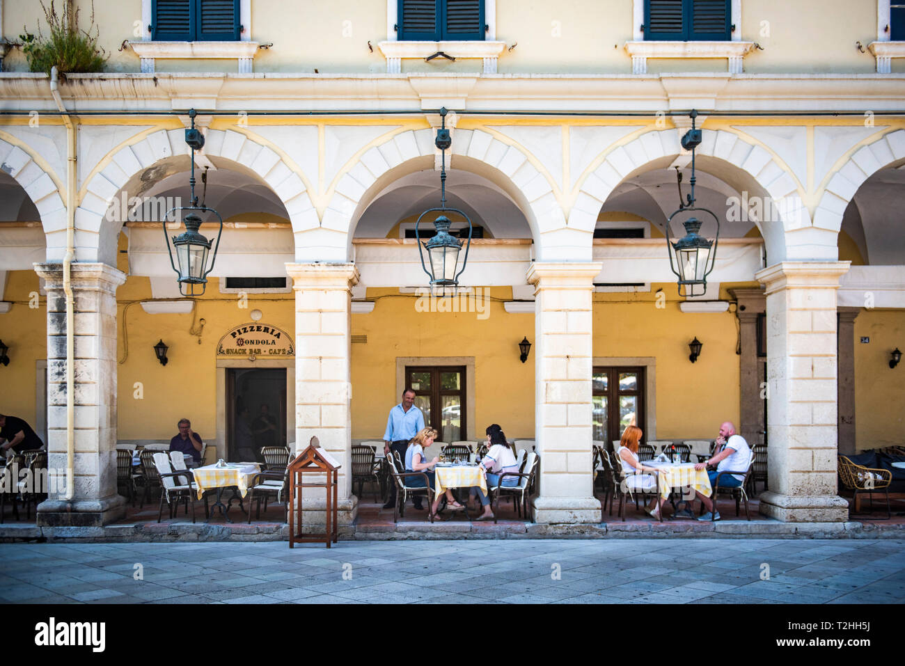 Menschen speisen unter Arches Restaurant in der Altstadt von Korfu, Korfu, Ionische Inseln, Griechenland, Europa Stockfoto