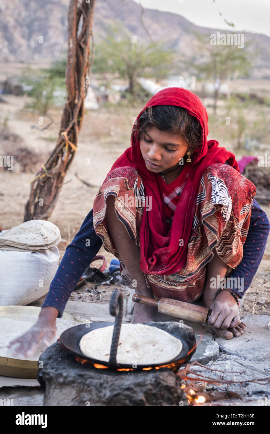 Hindu Mädchen kochen Brot in Pushkar, Rajasthan, Indien, Asien Stockfoto