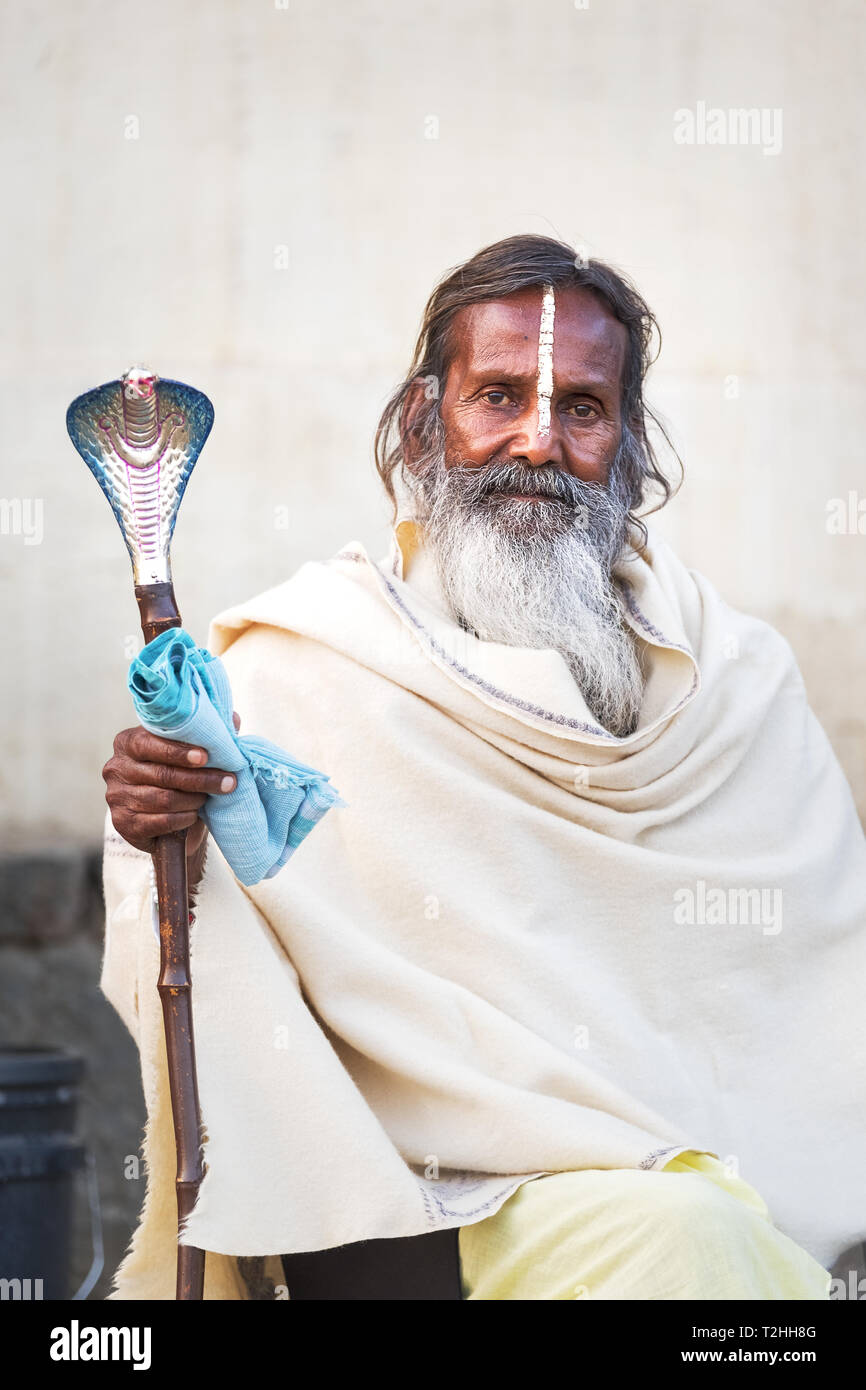 Portrait von Sadhu mit cobra Zuckerrohr in Varanasi, Indien Stockfoto