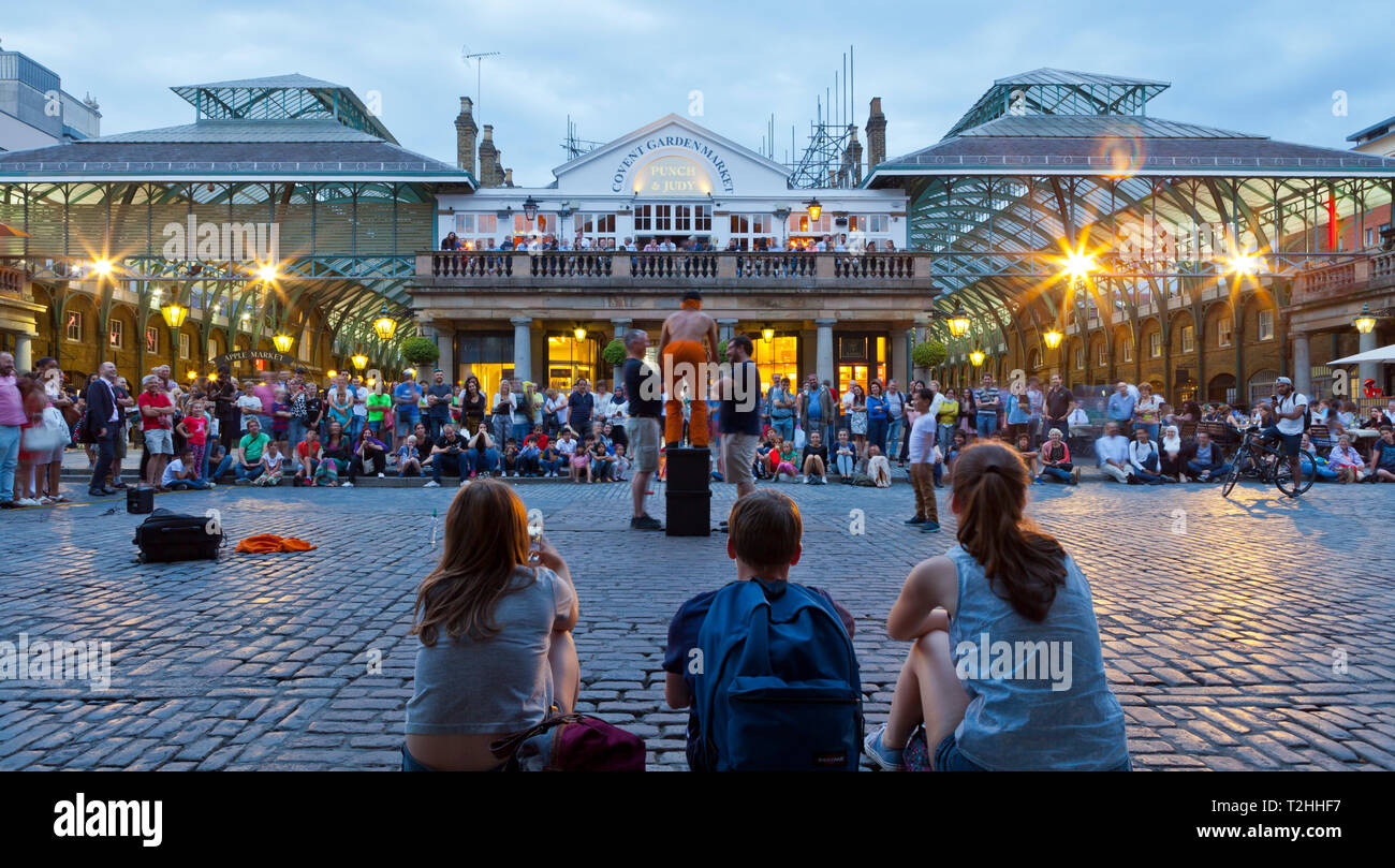 Menge beobachten Straßenkünstler in Covent Garden, London, England, Vereinigtes Königreich, Europa Stockfoto