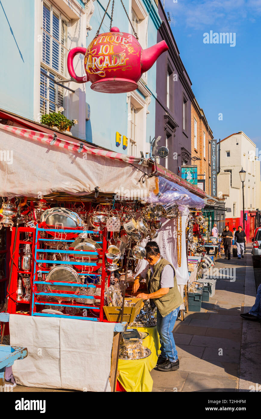 Frau Einkaufen für Antiquitäten in Portobello Market, Kensington & Chelsea, London, England, Vereinigtes Königreich, Europa Stockfoto