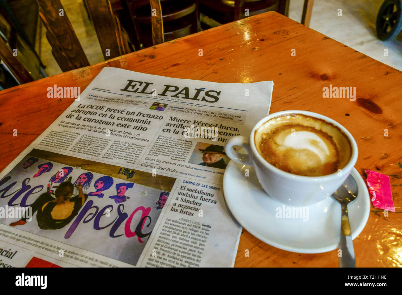 Spanischer Kaffee: Café con Leche und spanisches Tagebuch, Zeitung Spanien El Pais in der Bar spanische Zeitungen Stockfoto