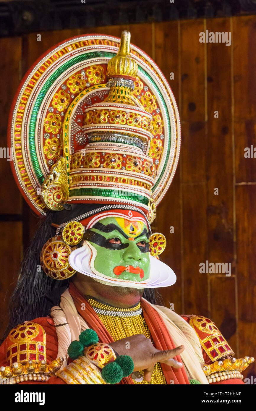 Mann in traditioneller Tracht in Kerala Kathakali Leistung in Kochi, Kerala, Indien, Asien Stockfoto