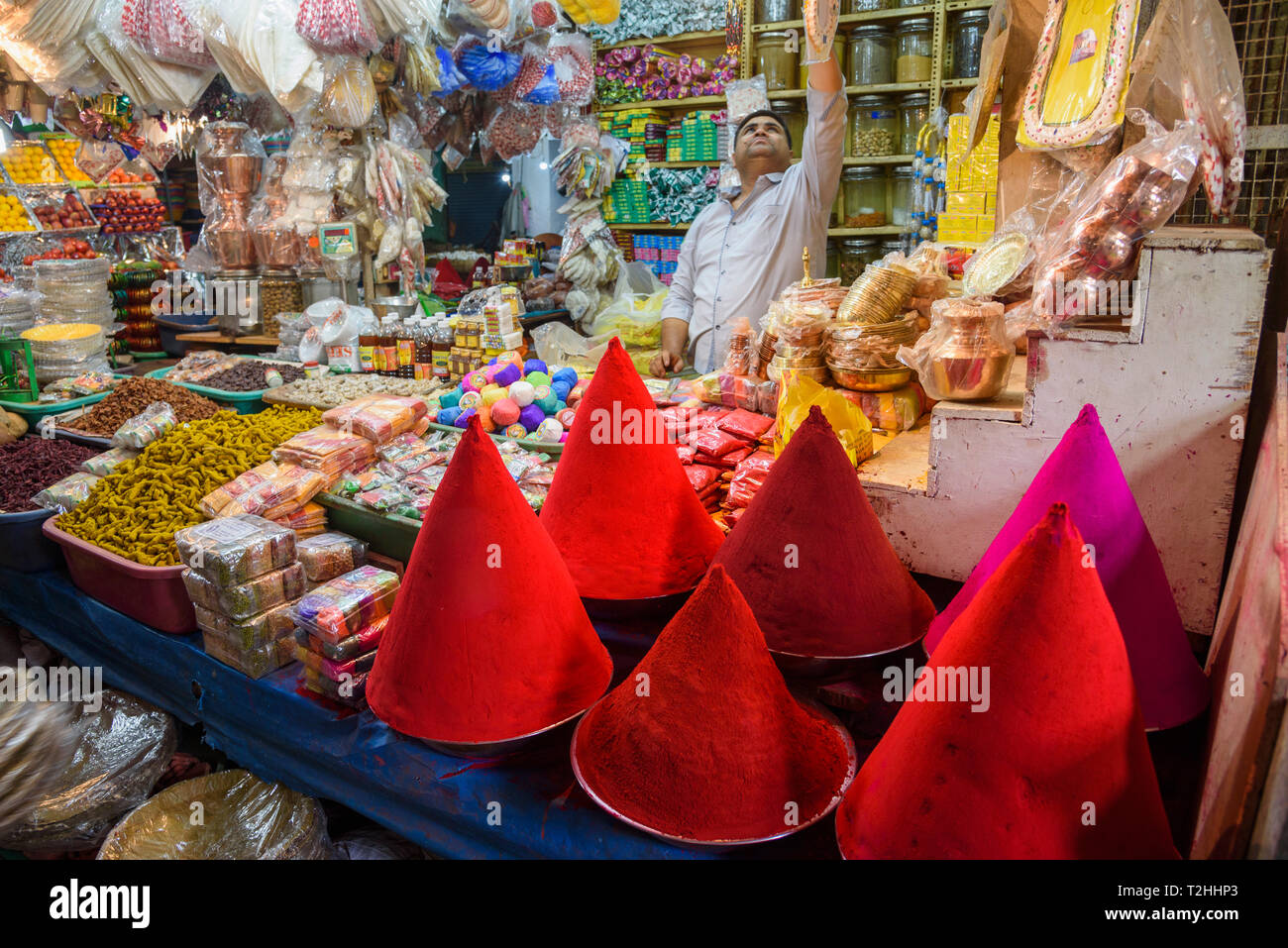 Hersteller an Nahrungsmittel- und Spice Abschaltdruck am K.R. Markt in Banaglore, Karnataka, Indien, Asien Stockfoto