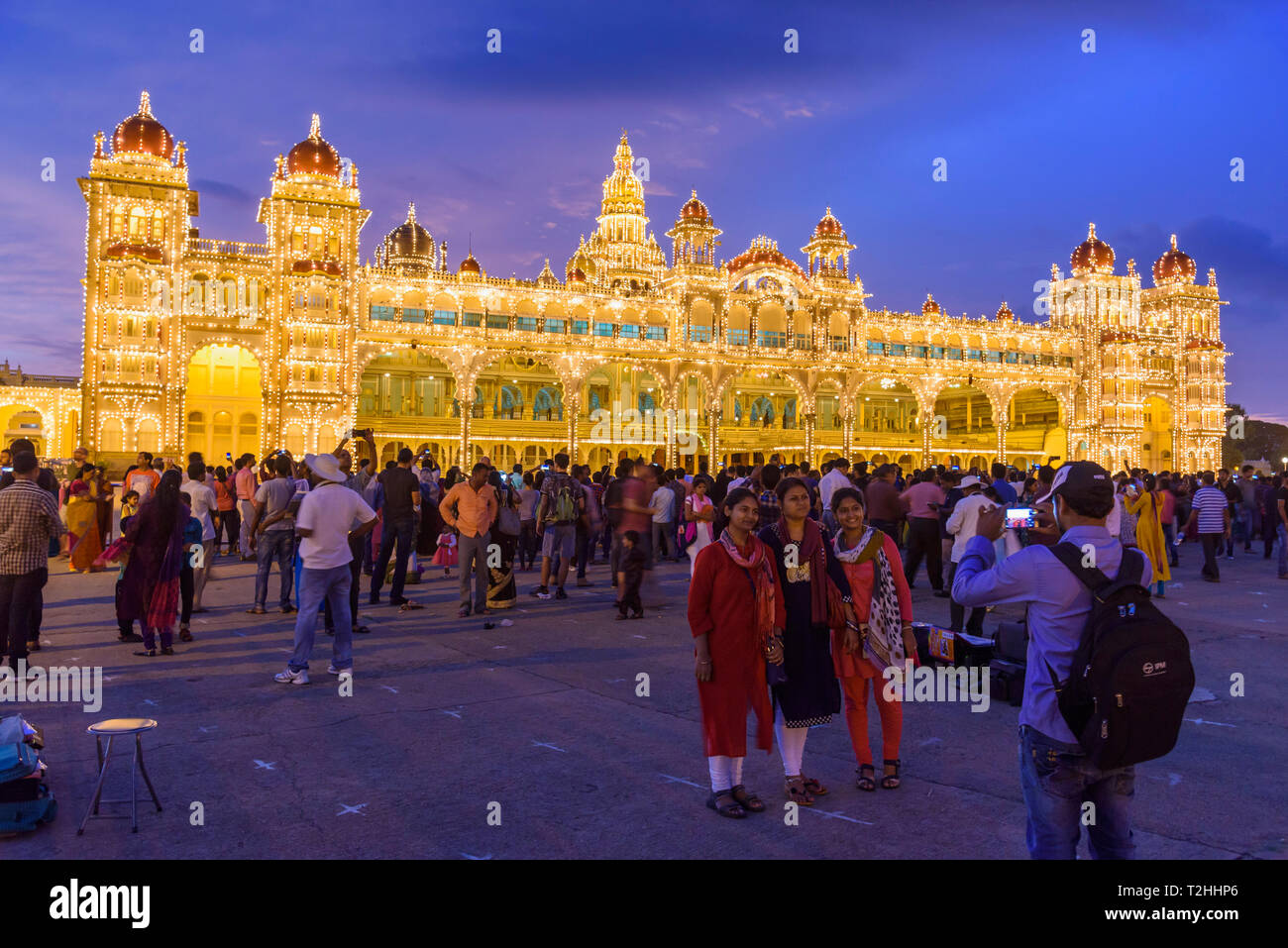 Familie posieren für Fotos bei Mysore Palast in Mysuru, Karnataka, Indien, Asien Stockfoto