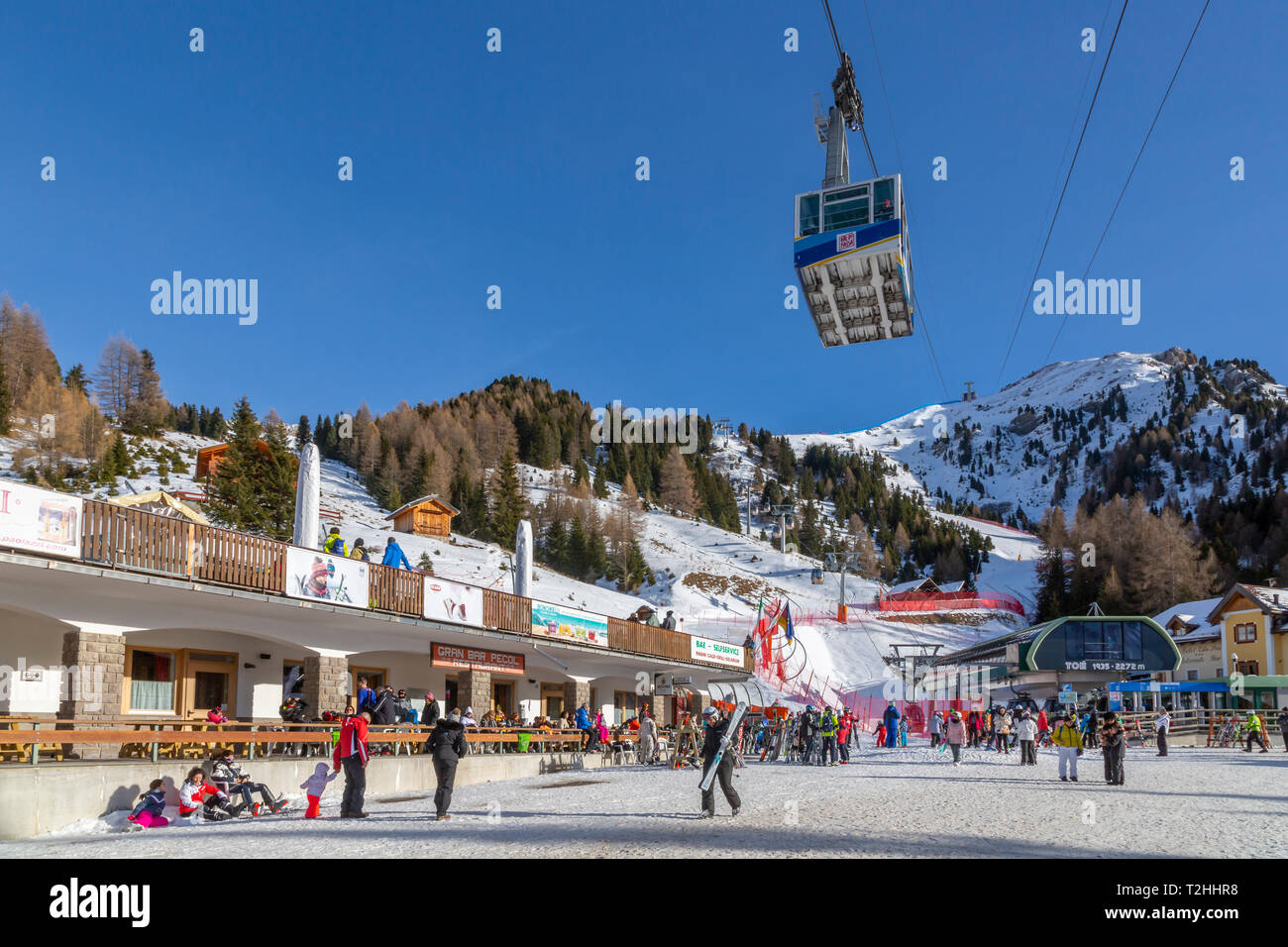 Seilbahn und Ski Village am Pecol im Winter, Canazei, Fassatal, Trentino, Italien, Europa Stockfoto