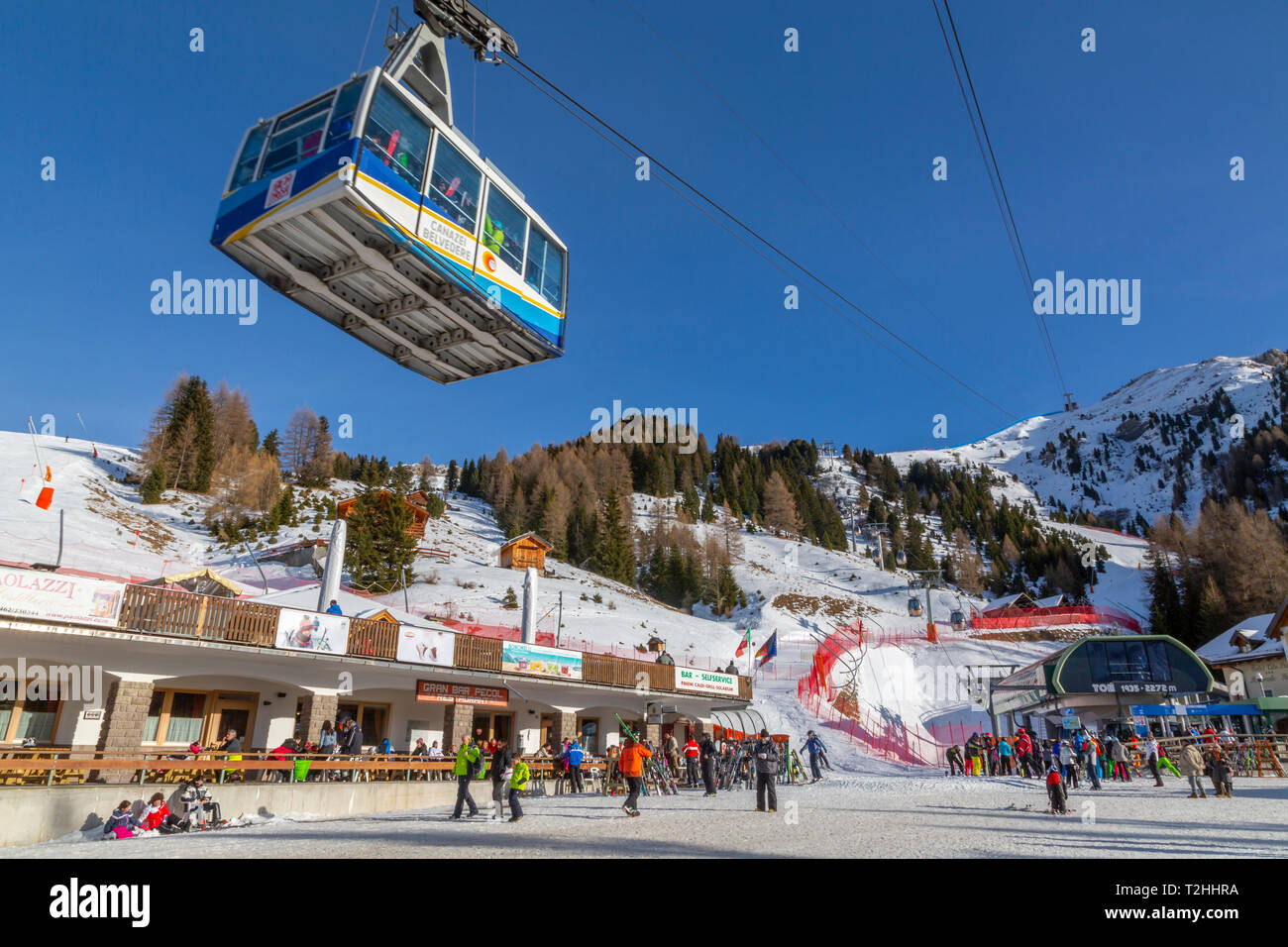 Seilbahn und Skigebiet in Canazei, Trentino-Südtirol, Italien Stockfoto